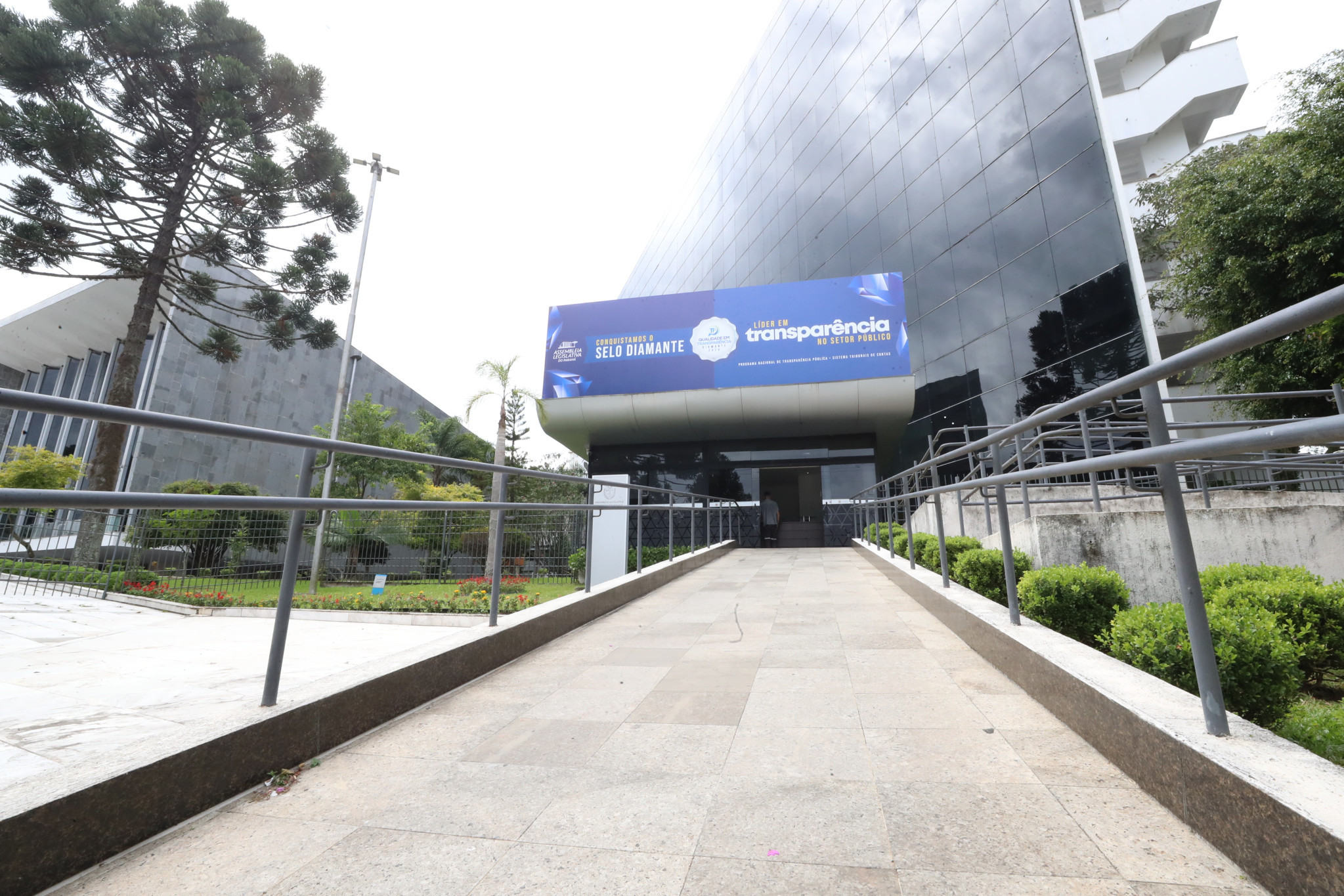 Debates sobre tarifaço, Outubro Rosa, PPA e homenagens marcam a programação da Assembleia na próxima semana