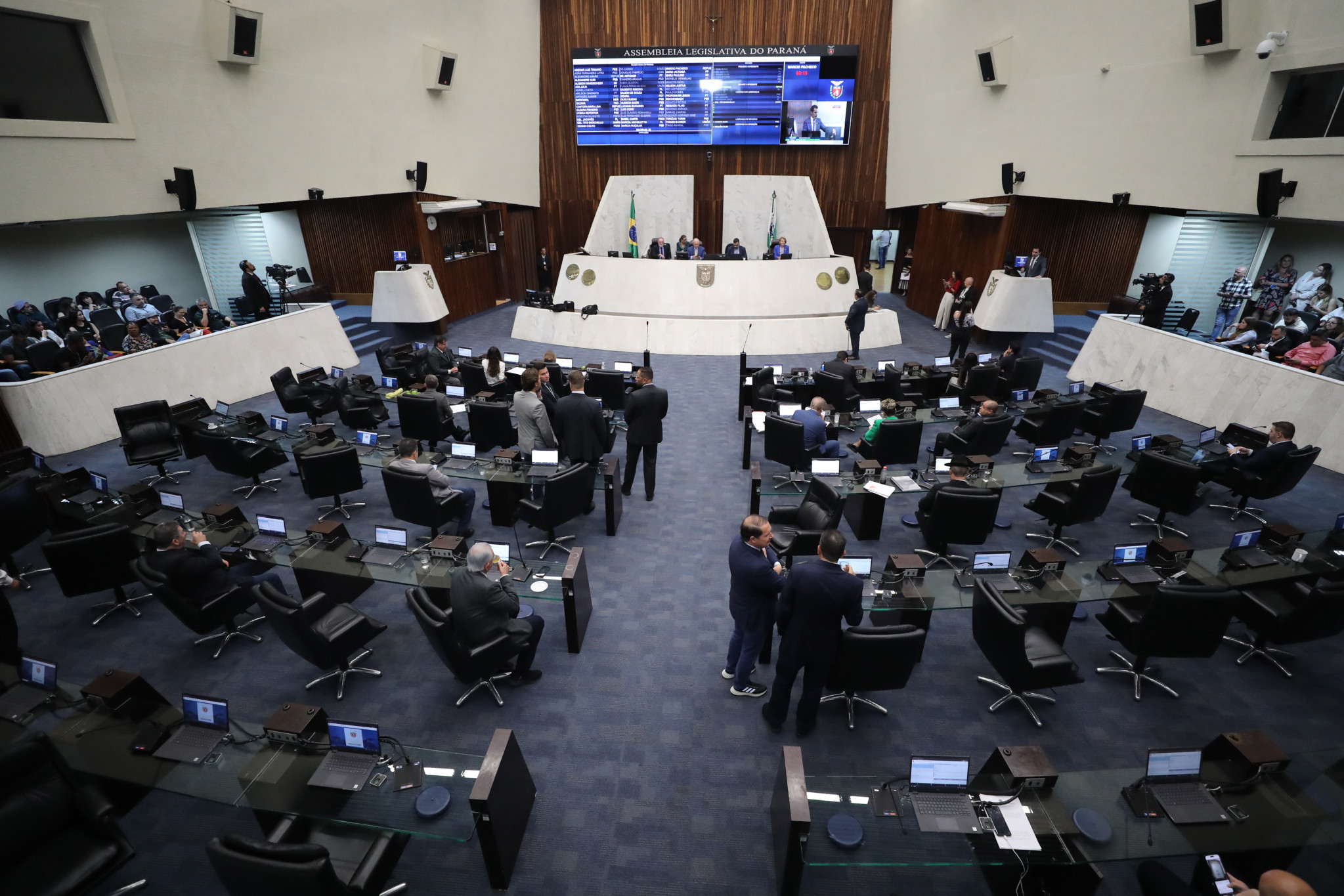 Avança projeto que muda regras para escolha de diretores de escolas estaduais no Paraná