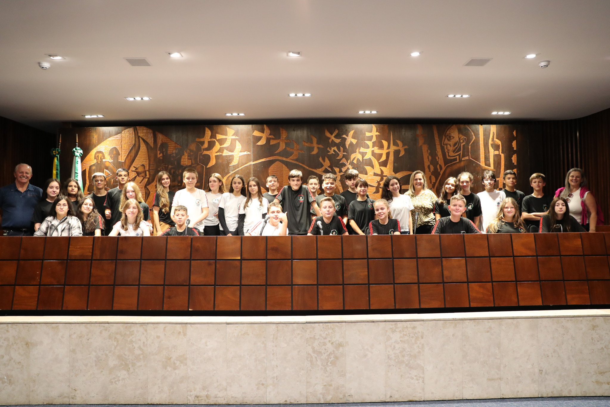 Alunos de Rio Azul conhecem a Assembleia