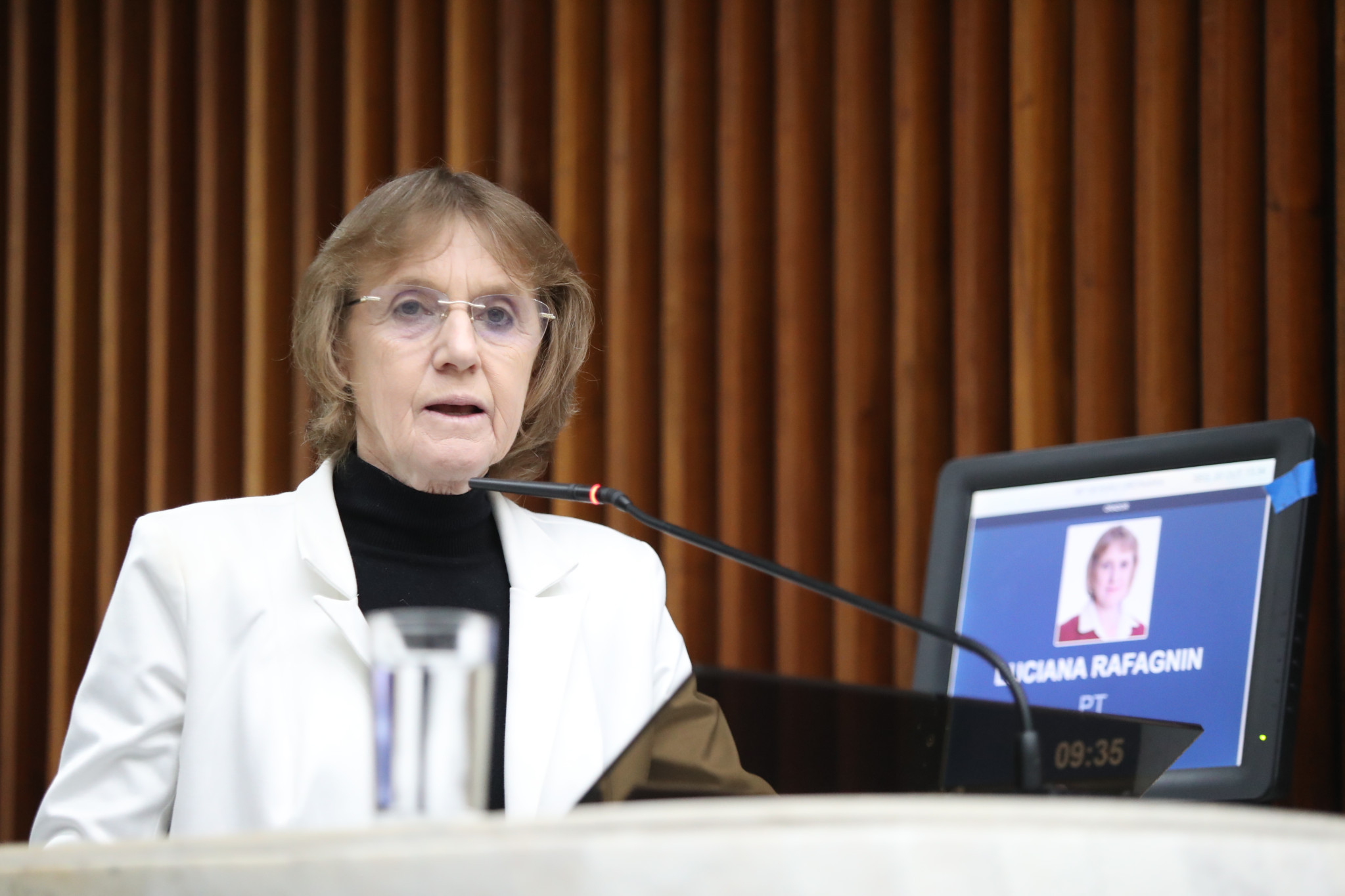 Deputada Luciana Rafagnin (PT) defende políticas permanentes e medidas emergenciais para enfrentar crise do leite no Paraná
