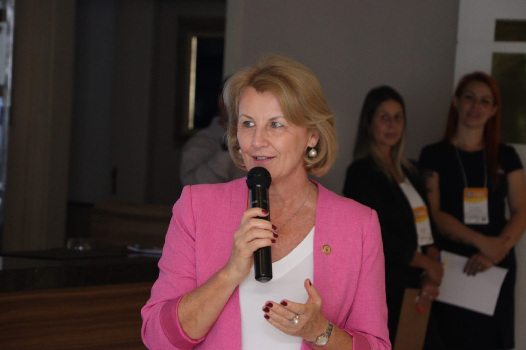 Deputada Márcia Huçulak (PSD) representa Assembleia e defende revisão das filantrópicas em Seminário da Femipa