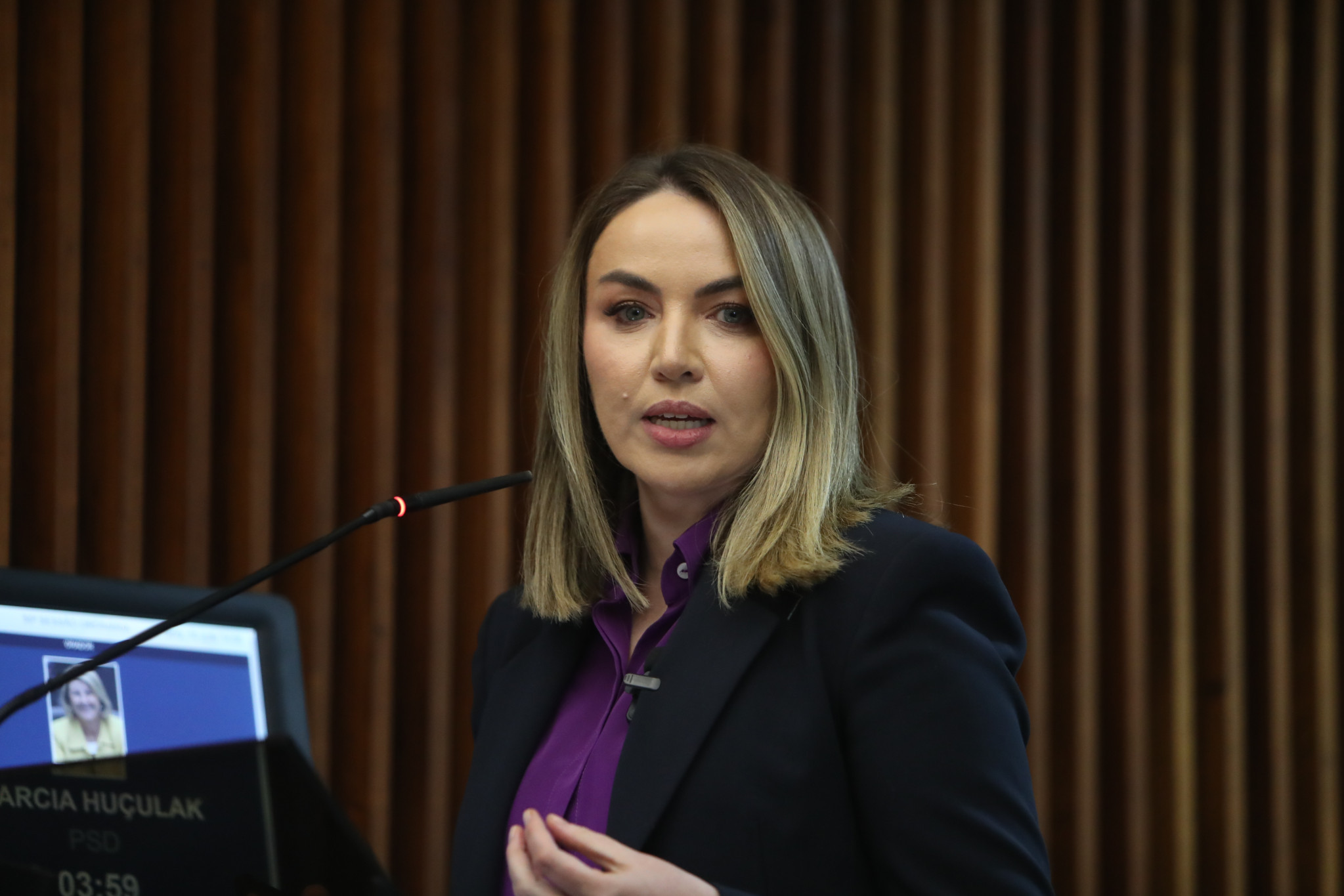 Médica alerta para os riscos da lipedema, doença que causa inchaço e dores nas pernas