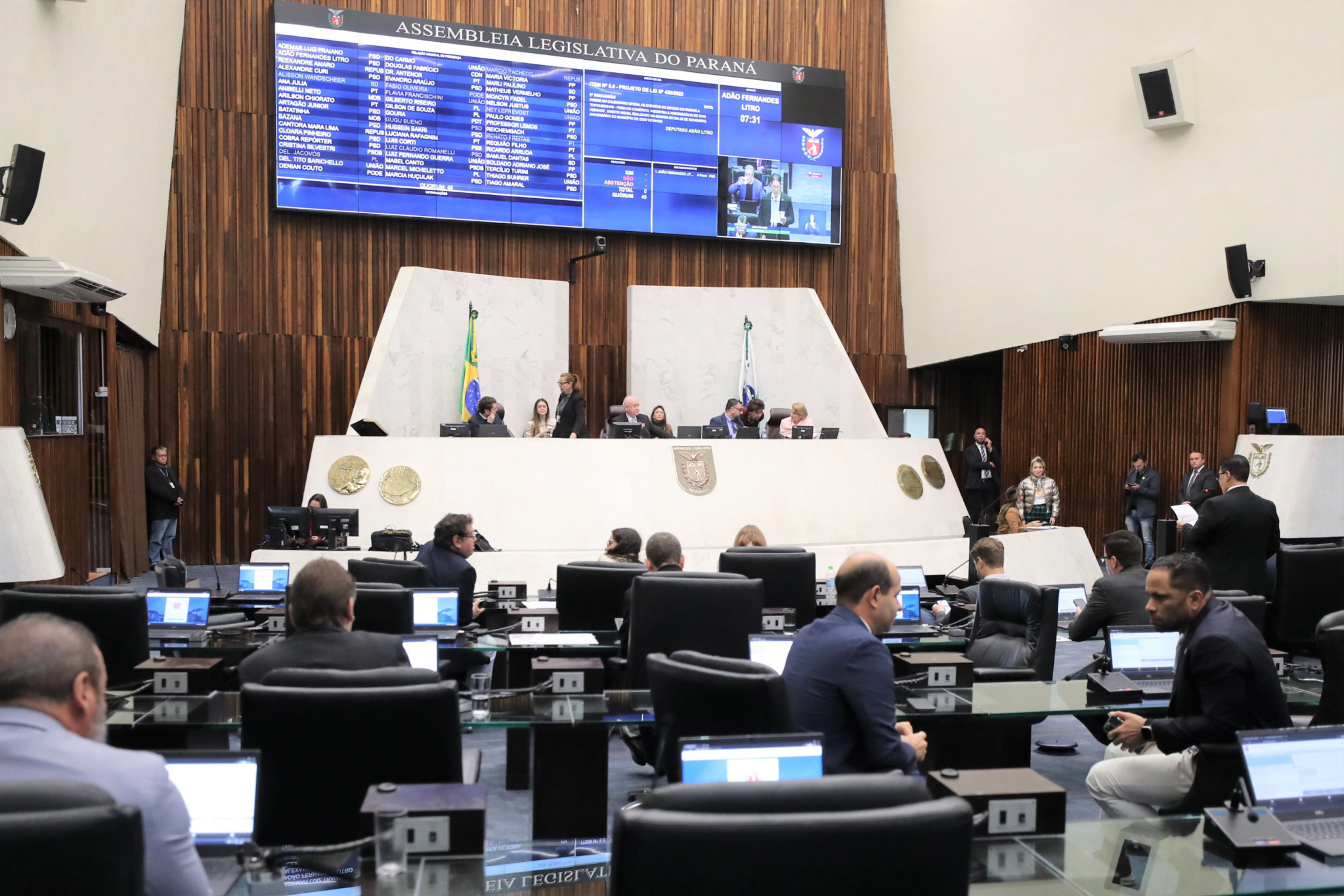 Assembleia autoriza empréstimo do Governo do Estado para programa de desfavelização no Paraná