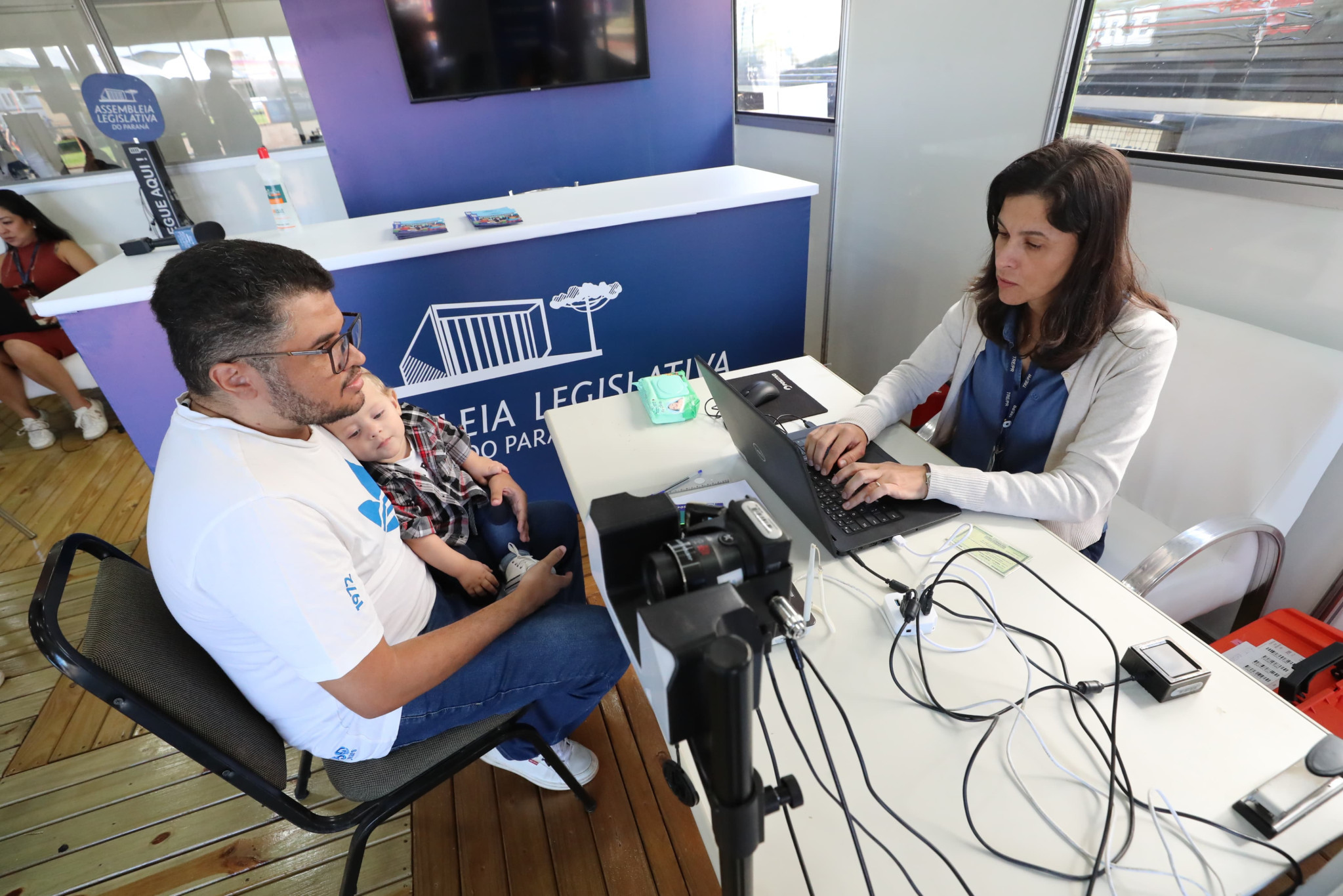 Novos serviços atraem visitantes no estande da Assembleia Itinerante, na ExpoLondrina