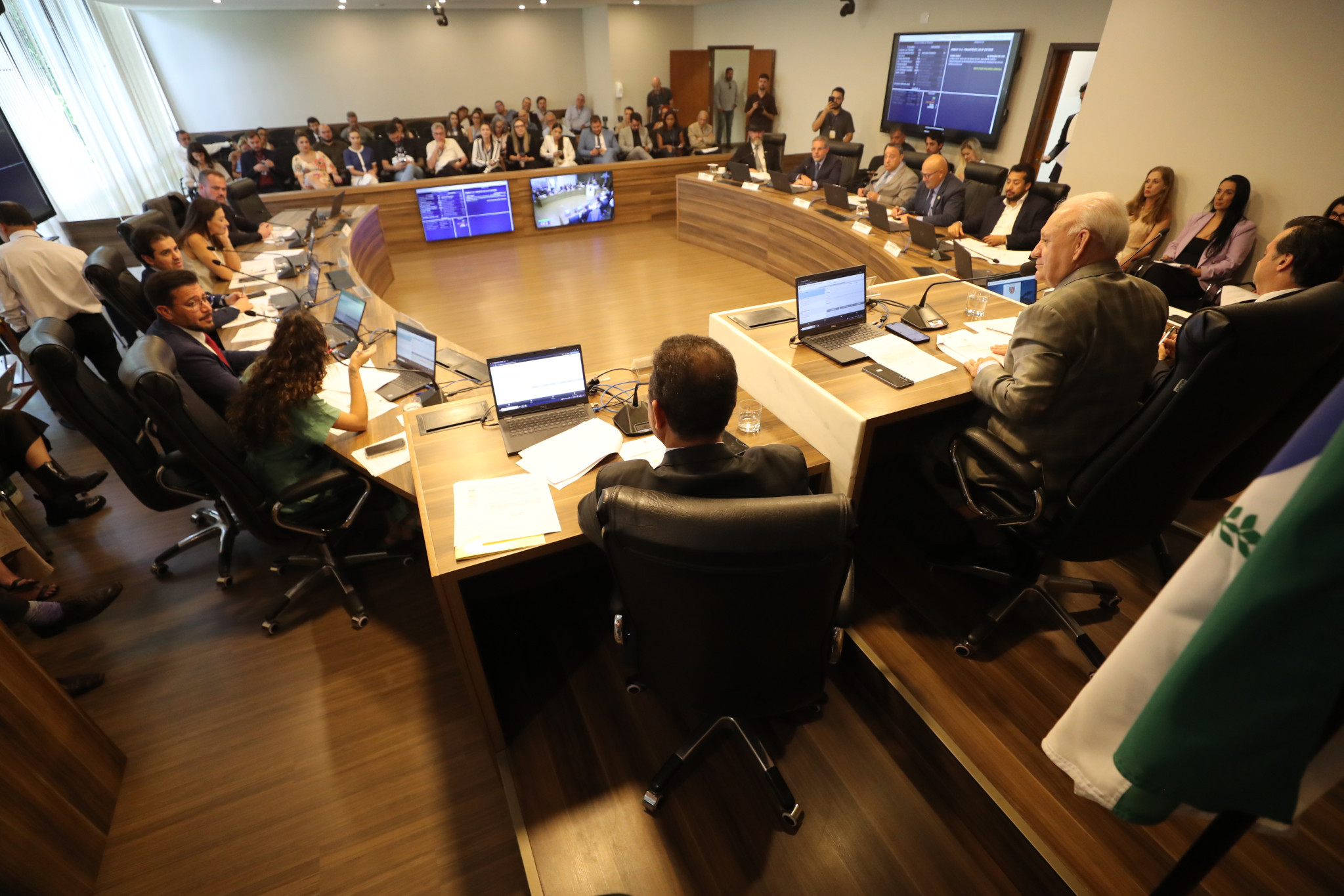 CCJ retoma atividades com aprovação de propostas sobre violência doméstica e análise de matérias administrativas