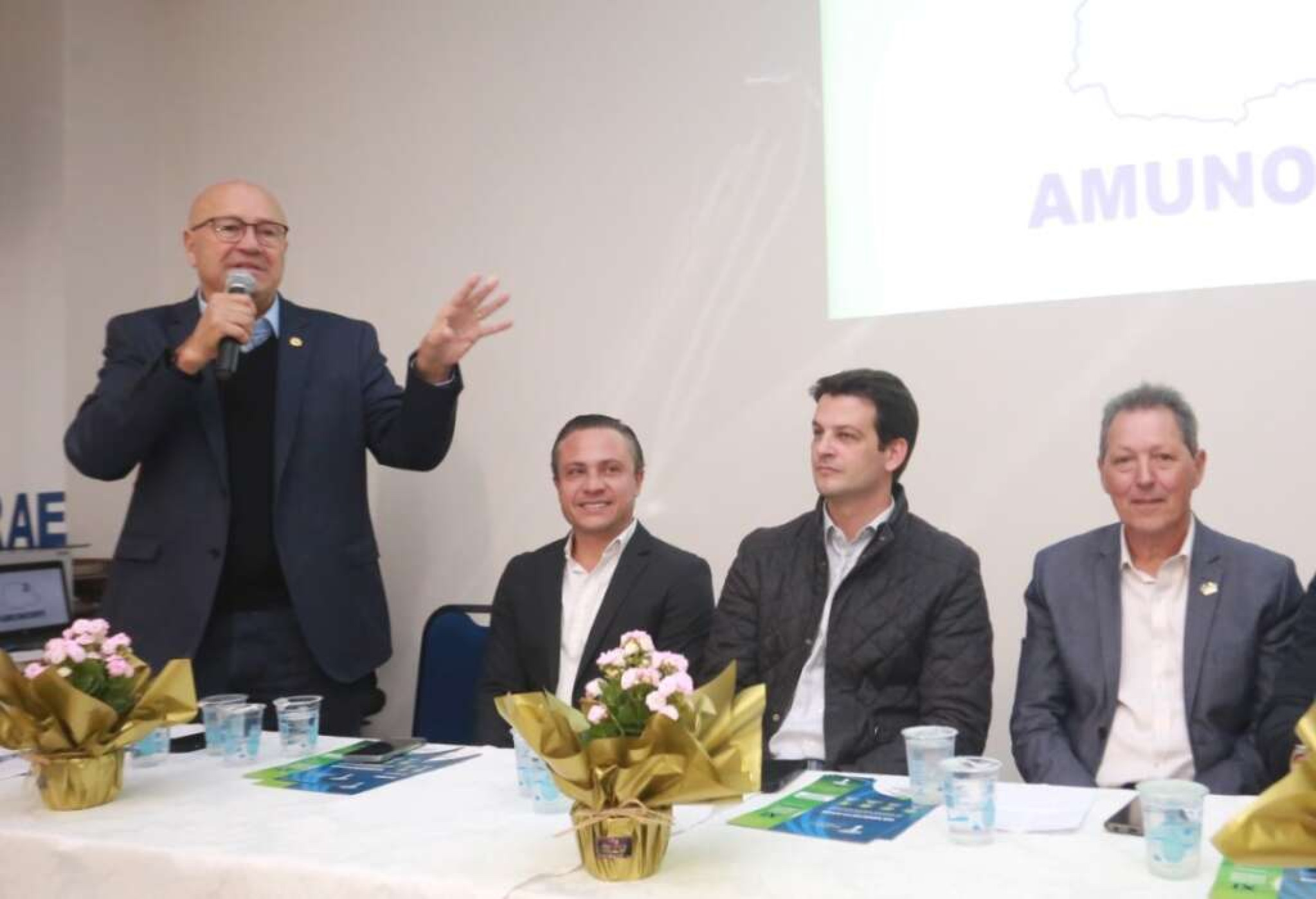 Deputado Luiz Claudio Romanelli (PSD) participa da reunião das cidades do Angra Doce e do encontro dos prefeitos da Amunorpi