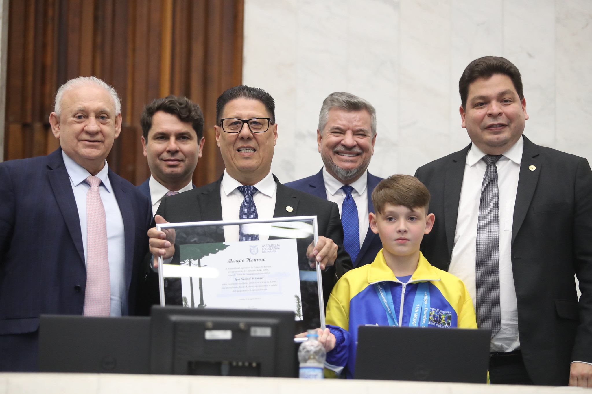 Deputado Adão Litro (PSD) entrega Menção Honrosa para o jovem atleta Igor Samuel Schlosser, campeão mundial de Karatê