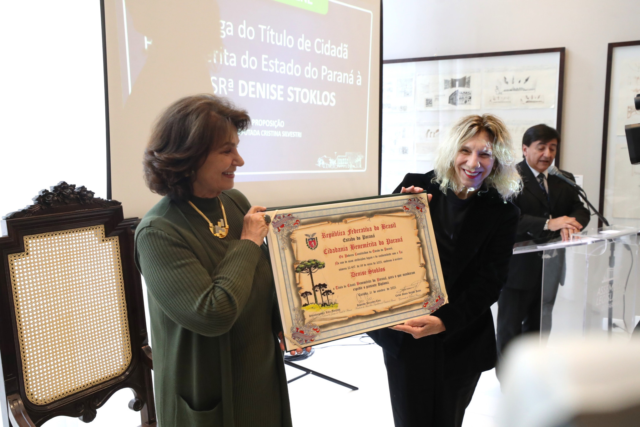 Cidadania Benemérita: Assembleia reconhece originalidade de Denise Stoklos e os seus 57 anos dedicados aos palcos