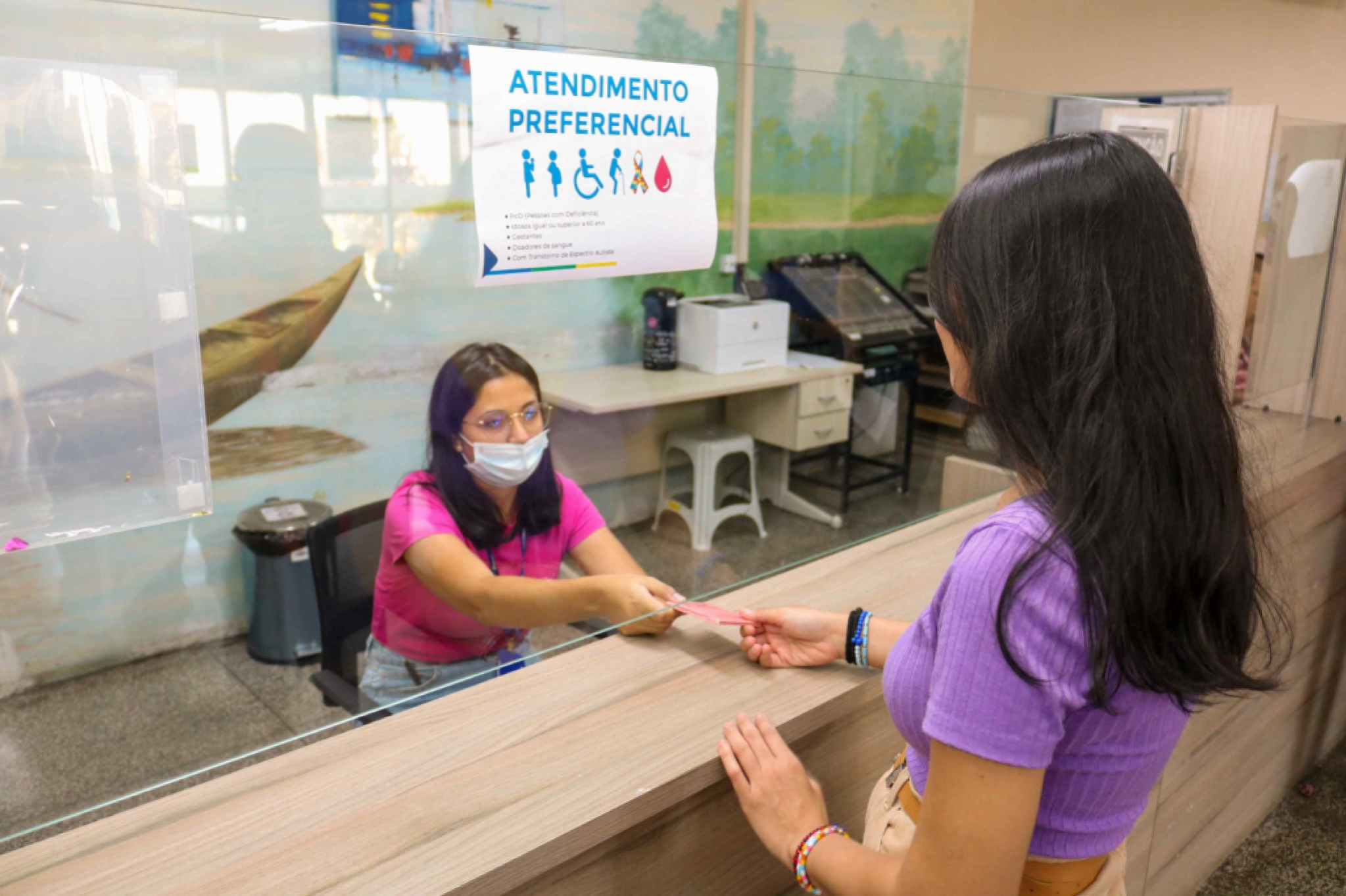 Projeto de lei propõe inclusão do símbolo da fibromialgia em placas de atendimento preferencial no Paraná