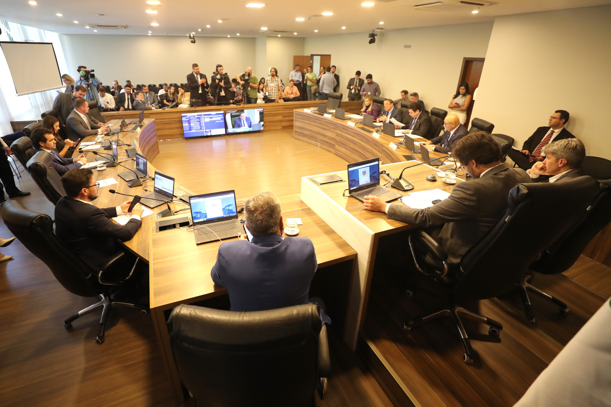 Pedido de vista na CCJ adia votação de emendas ao projeto de desestatização da Ferroeste