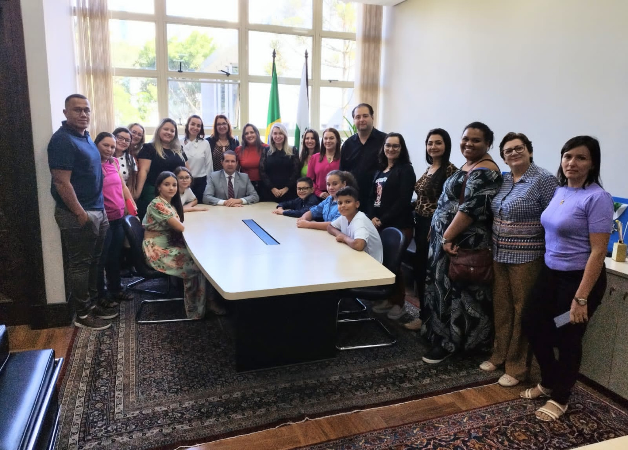 Deputado Marcel Micheletto (PL) recebe visita de estudantes e professores de Assis Chateaubriand