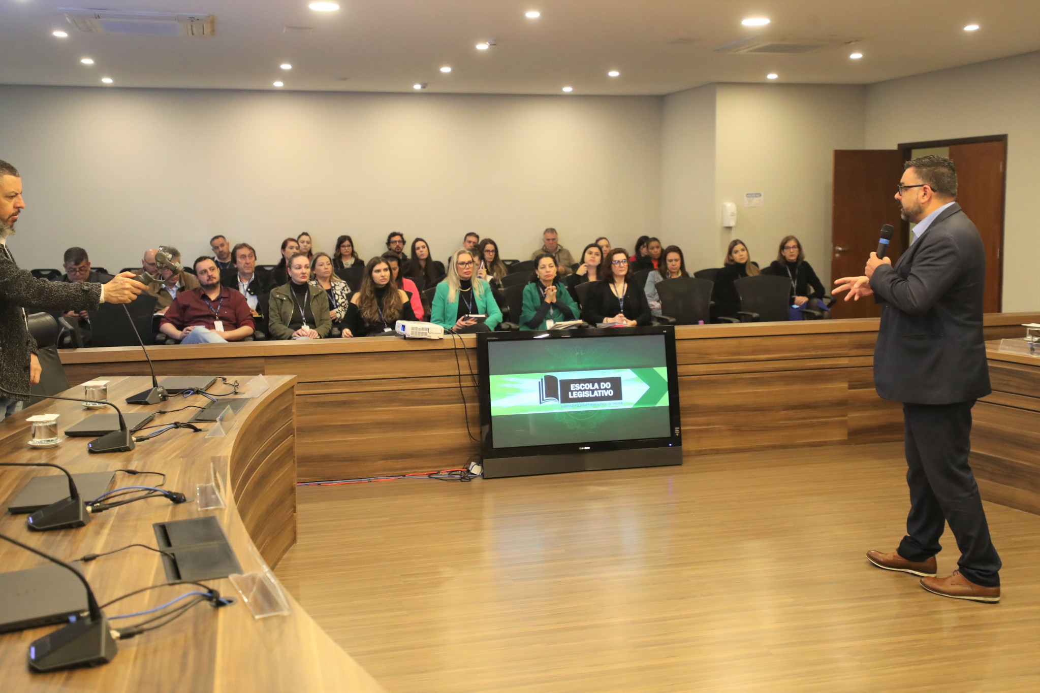 Assessores parlamentares participam do curso de atualização sobre técnicas legislativas