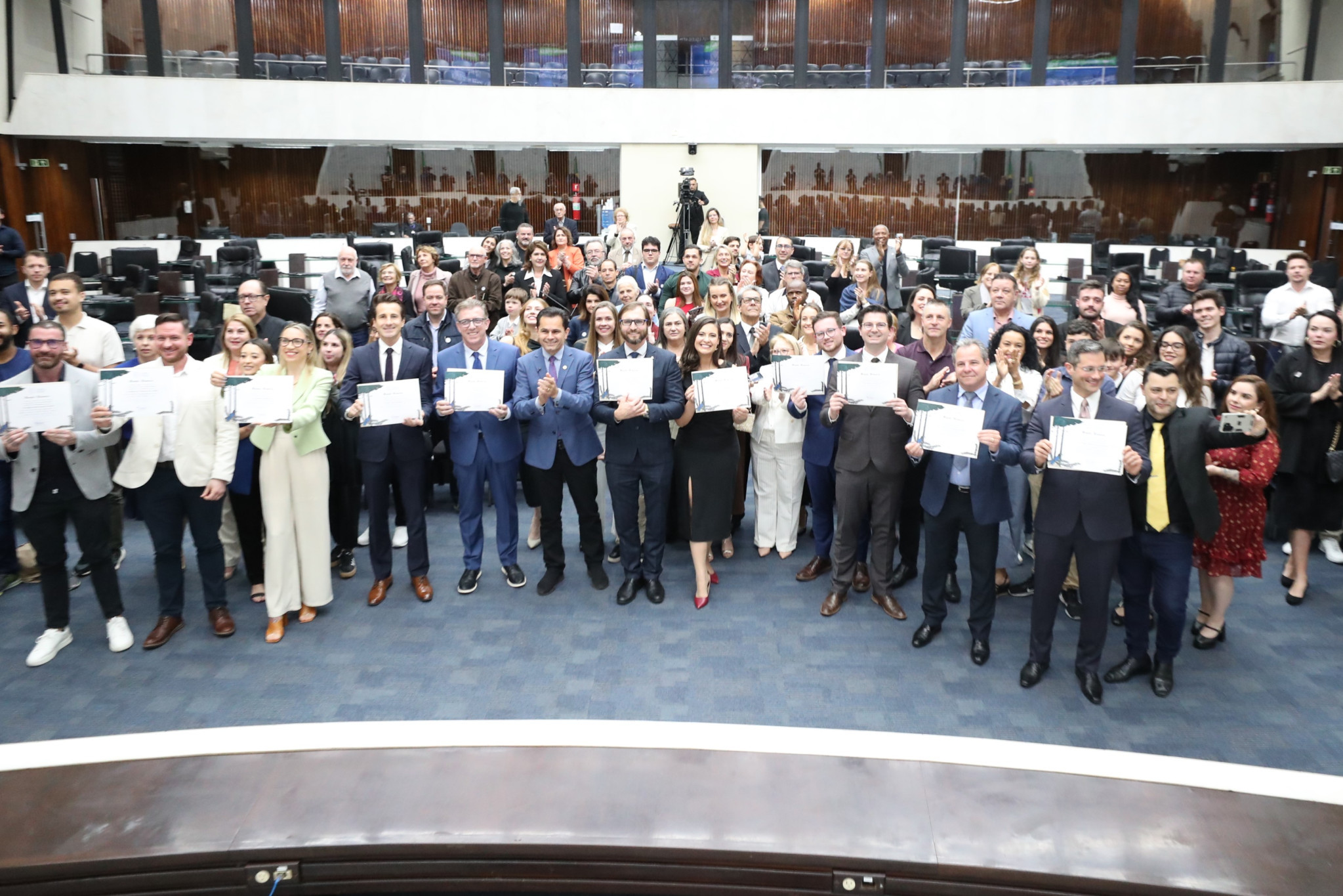 Influenciadores que difundem a medicina integrativa são homenageados pela Assembleia Legislativa do Paraná