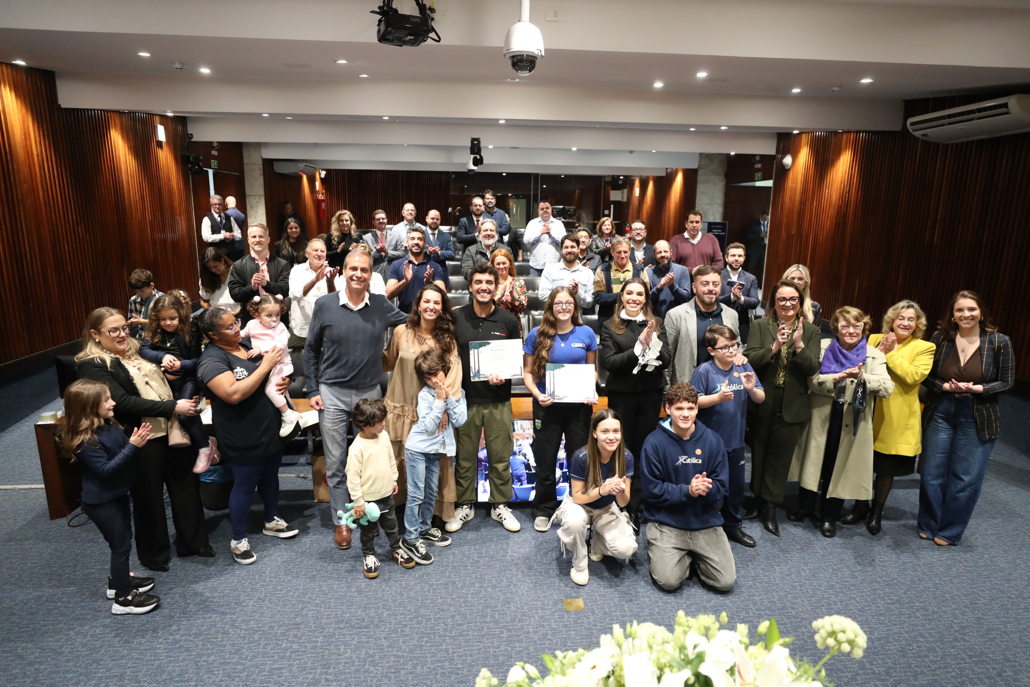 Assembleia Legislativa homenageia destaques do skate paranaense em sessão solene