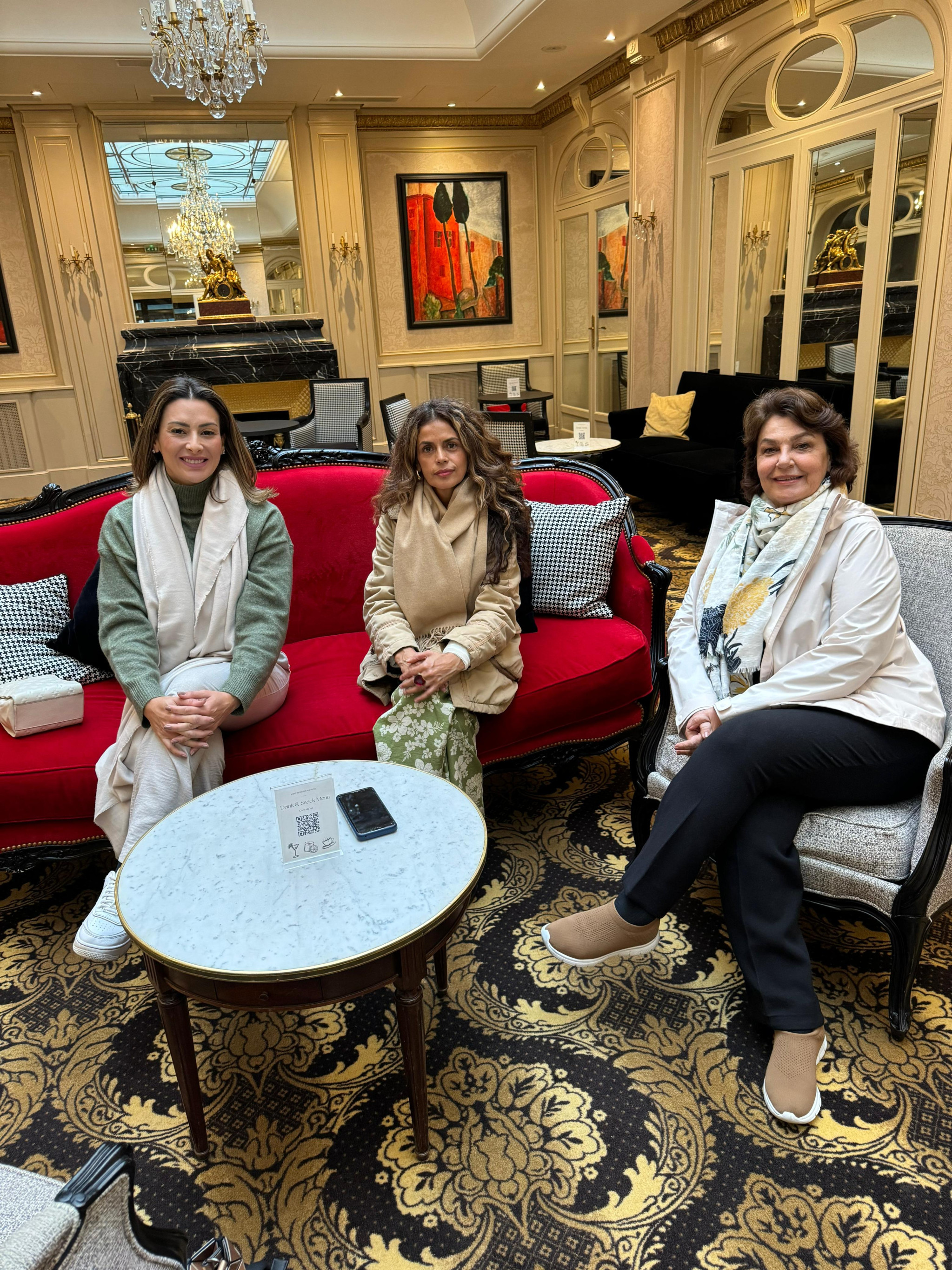 Deputadas Mabel Canto e Cristina Silvestri se reúnem com Albina Neira em Paris para discutir parcerias pelos direitos das mulheres