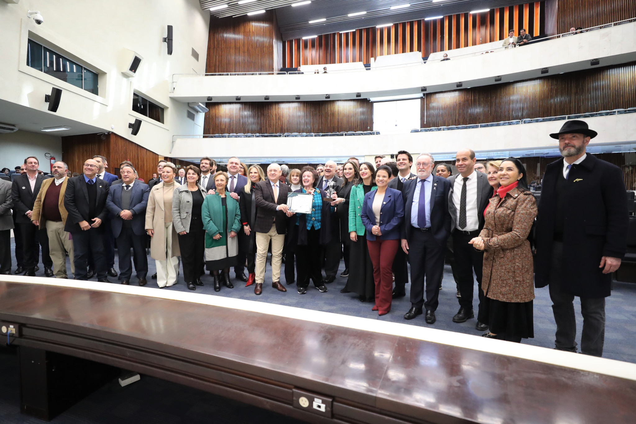 A primeira-dama de Curitiba, senhora Margarita Pericás Sansone, recebe o Prêmio Rosy de Macedo Pinheiro Lima