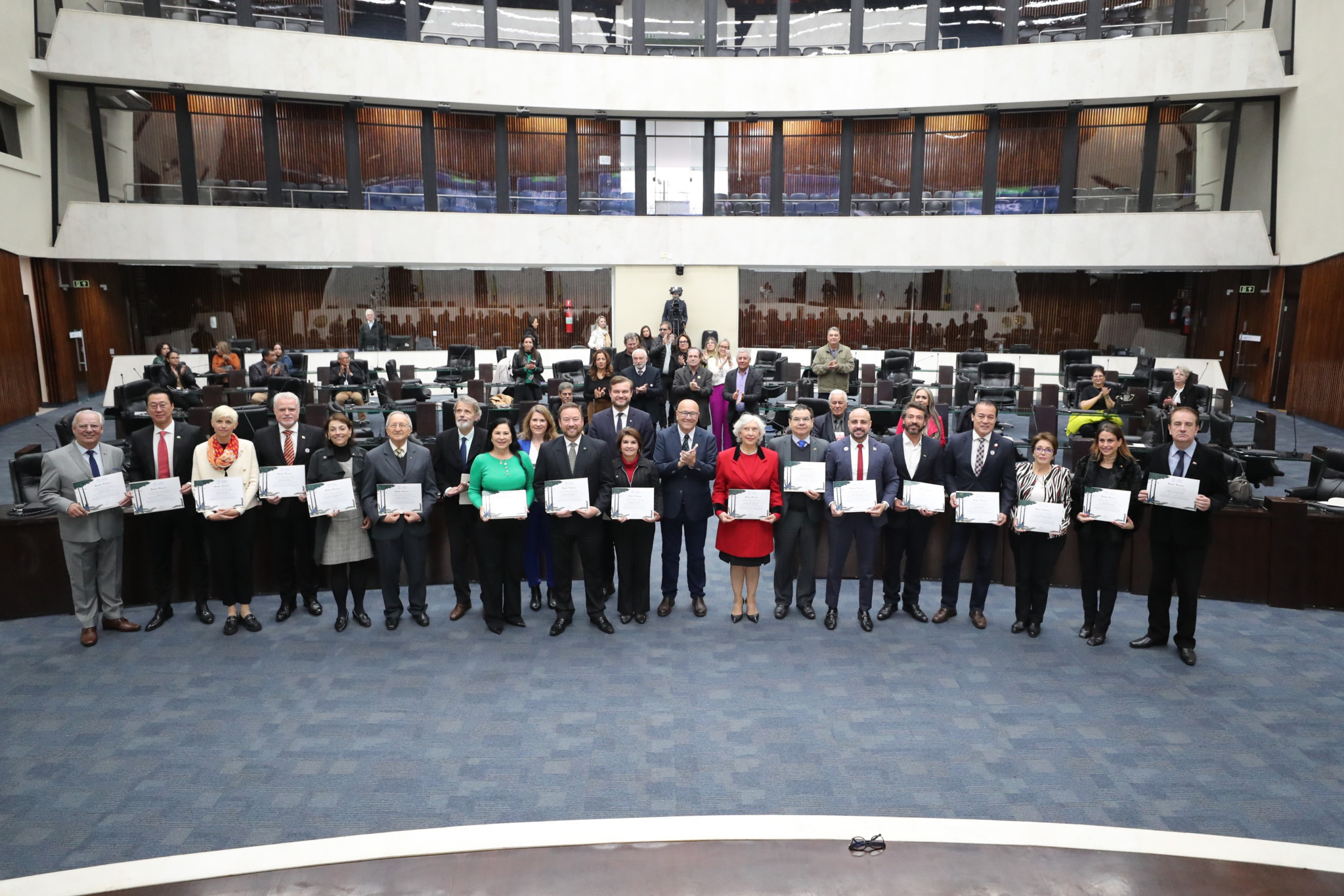 Representando 35 países, consulados que atuam no Paraná são homenageados na Assembleia Legislativa