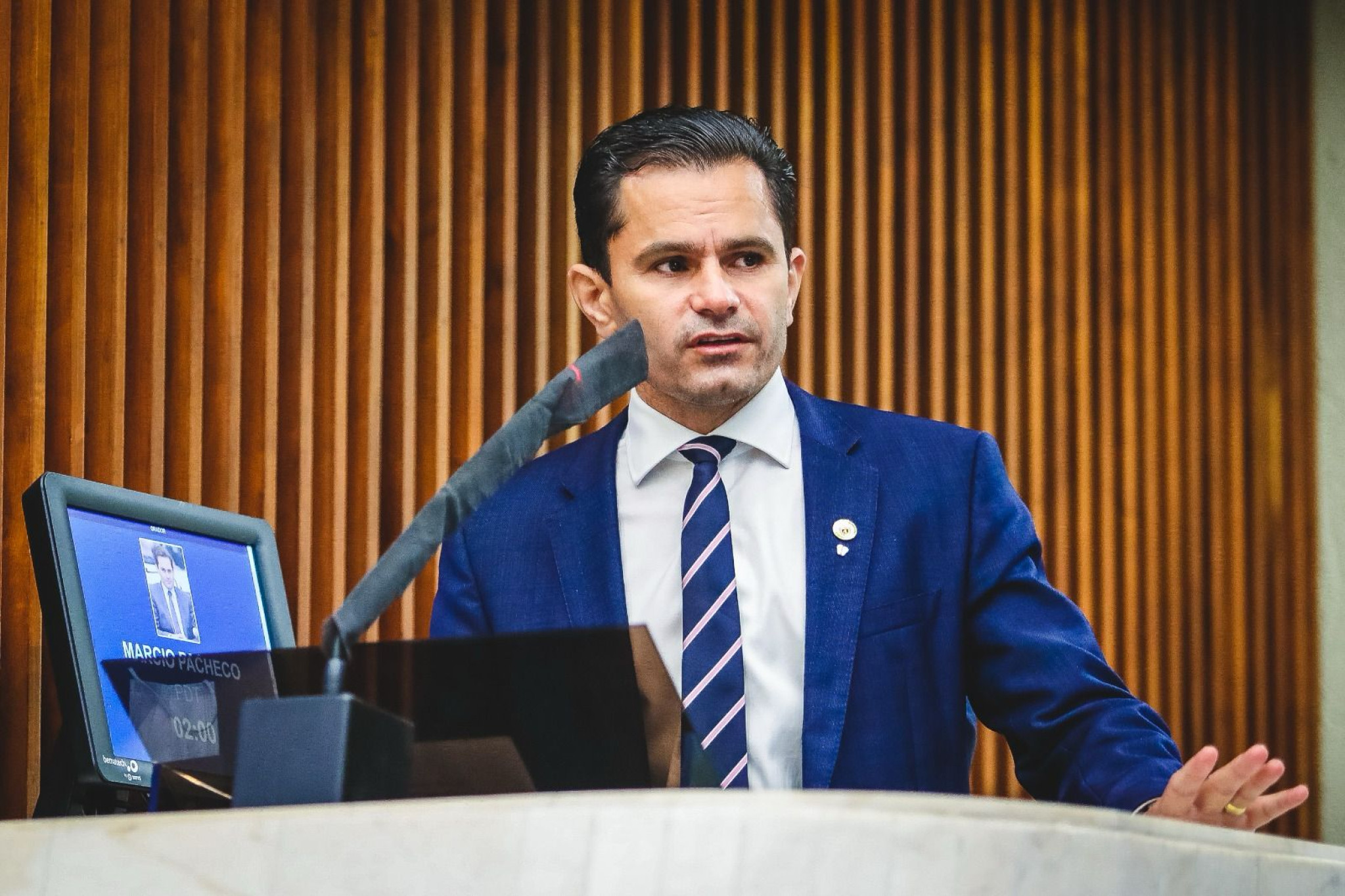 Agora é Lei: projeto de lei do deputado Marcio Pacheco (REP) garante o cumprimento ao tempo de espera nos bancos