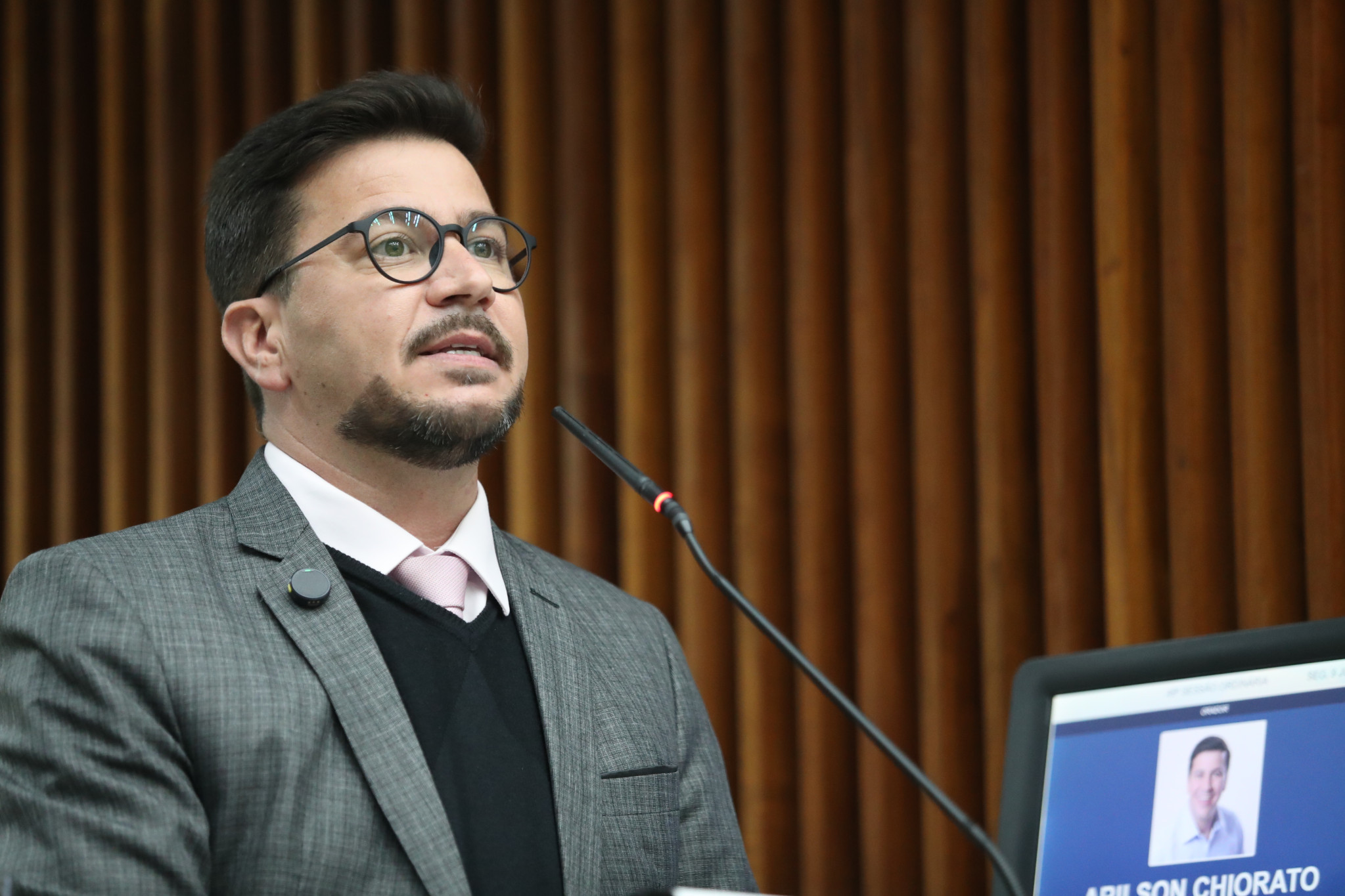 Líder da Oposição volta a cobrar explicações do Poder Executivo sobre contratos firmados com a Fapec