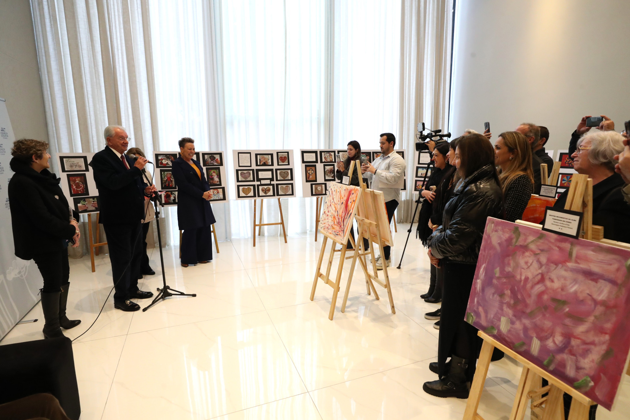 Exposição "Movimentos da Alma" reúne obras de pacientes com Parkinson no Legislativo