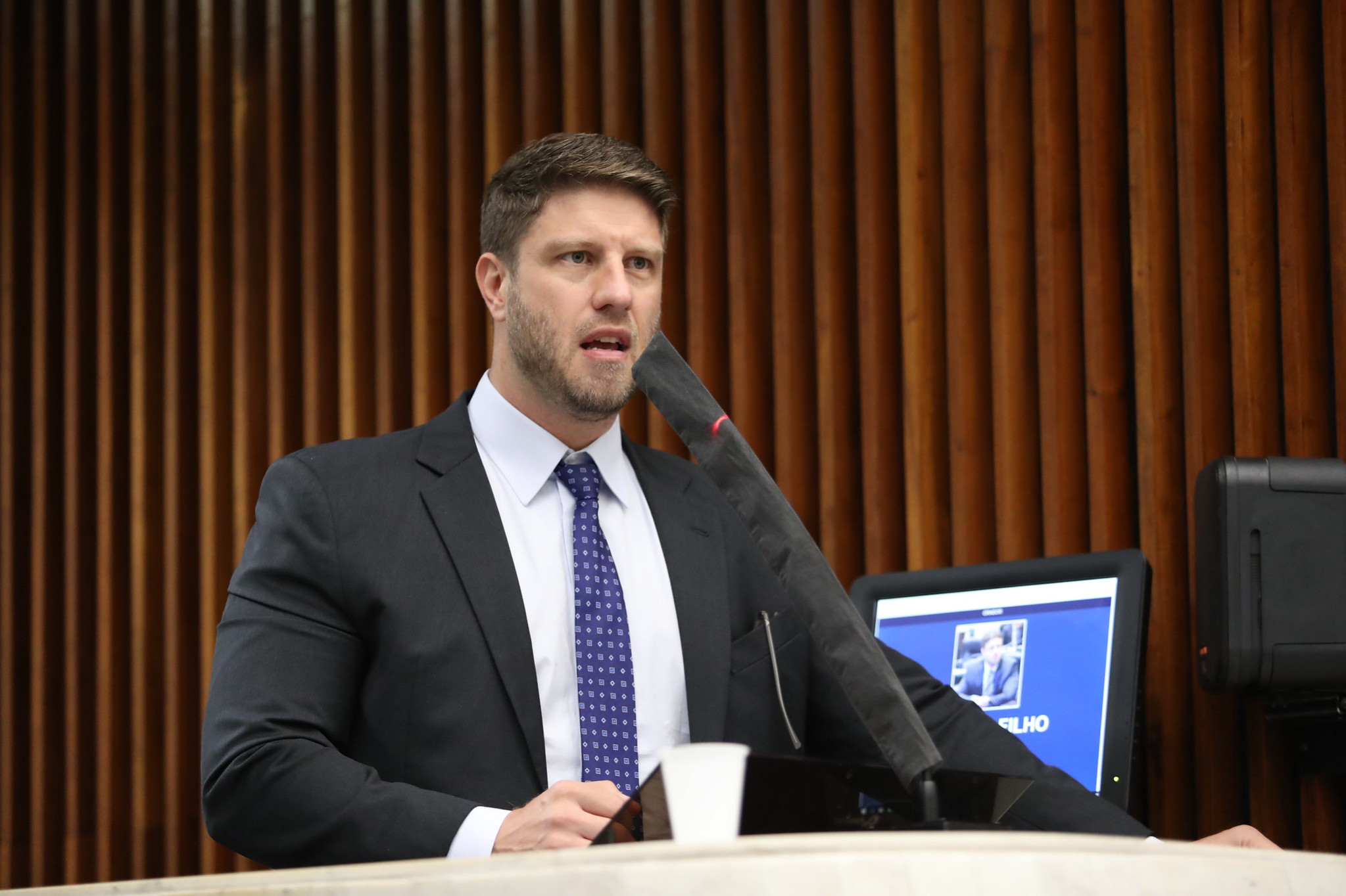 Deputado Requião Filho cobra explicação sobre situação de colégios estaduais