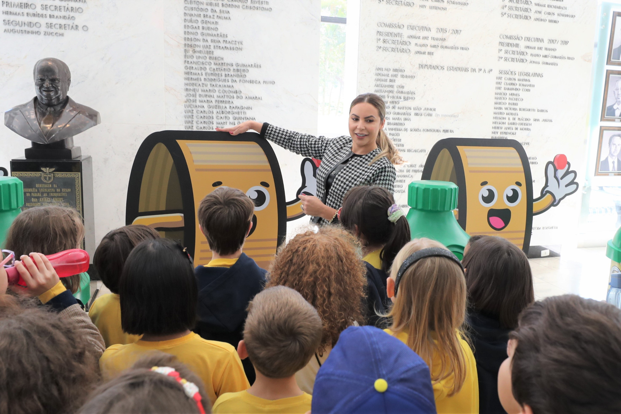 Alunos conhecem a Assembleia e aderem à Campanha Tampinha Paraná