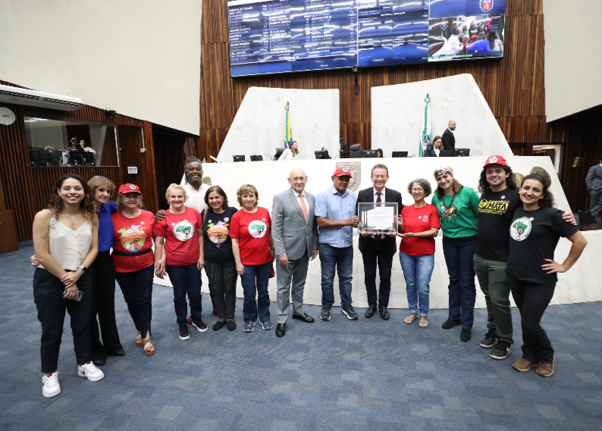 Deputado Professor Lemos (PT) homenageia Marmitas da Terra por combate à fome