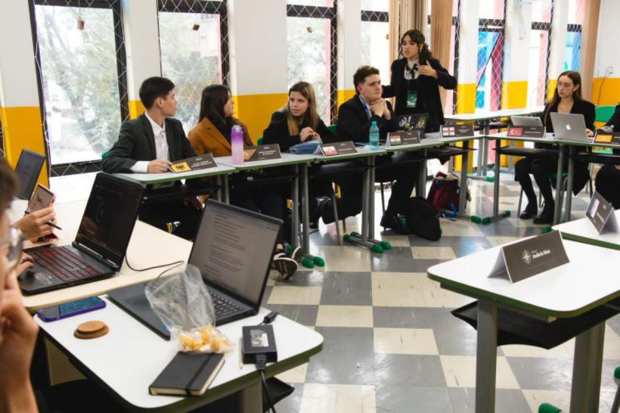 Assembleia Legislativa recebe simulado da ONU promovido pelo Colégio Estadual do Paraná