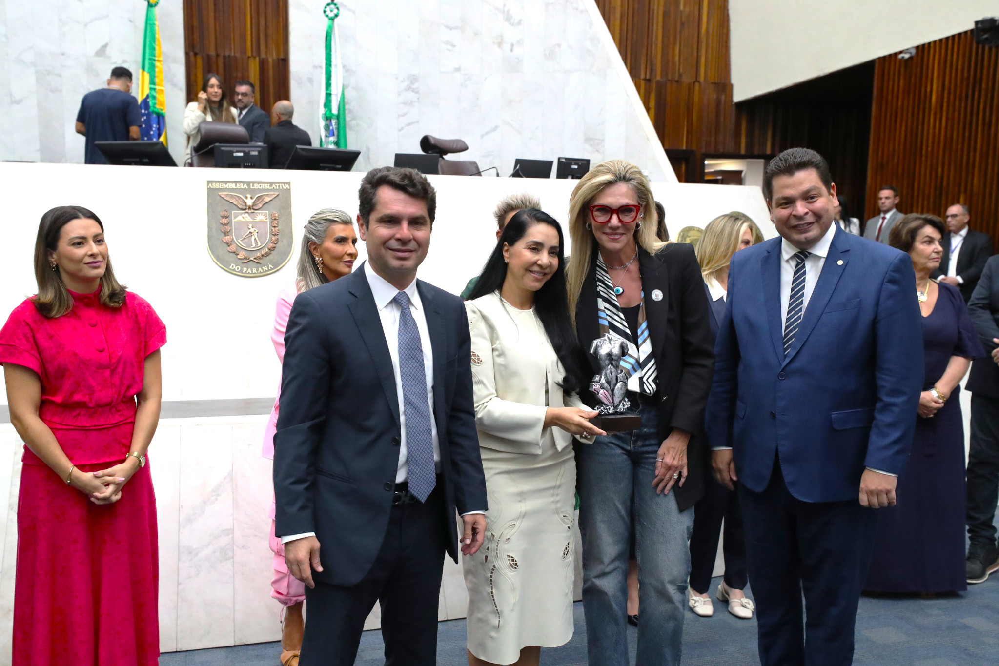 Deputada Cantora Mara Lima (Republicanos) homenageia Mônica Balestieri Berlitz, do Clube da Alice, com o Prêmio Rosy de Macedo