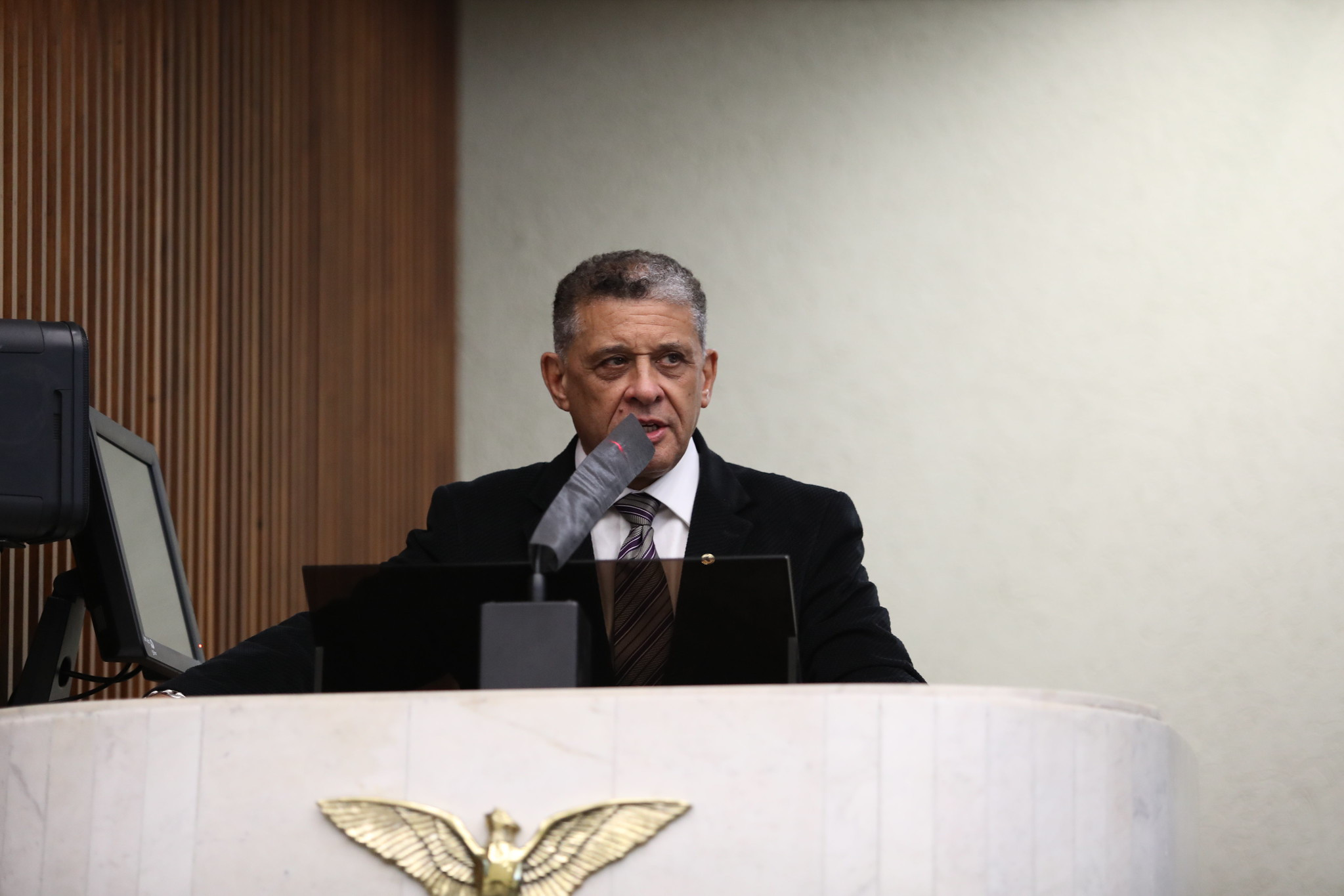 Deputado Galo pede solução para balsa encalhada na Baía de Guaratuba