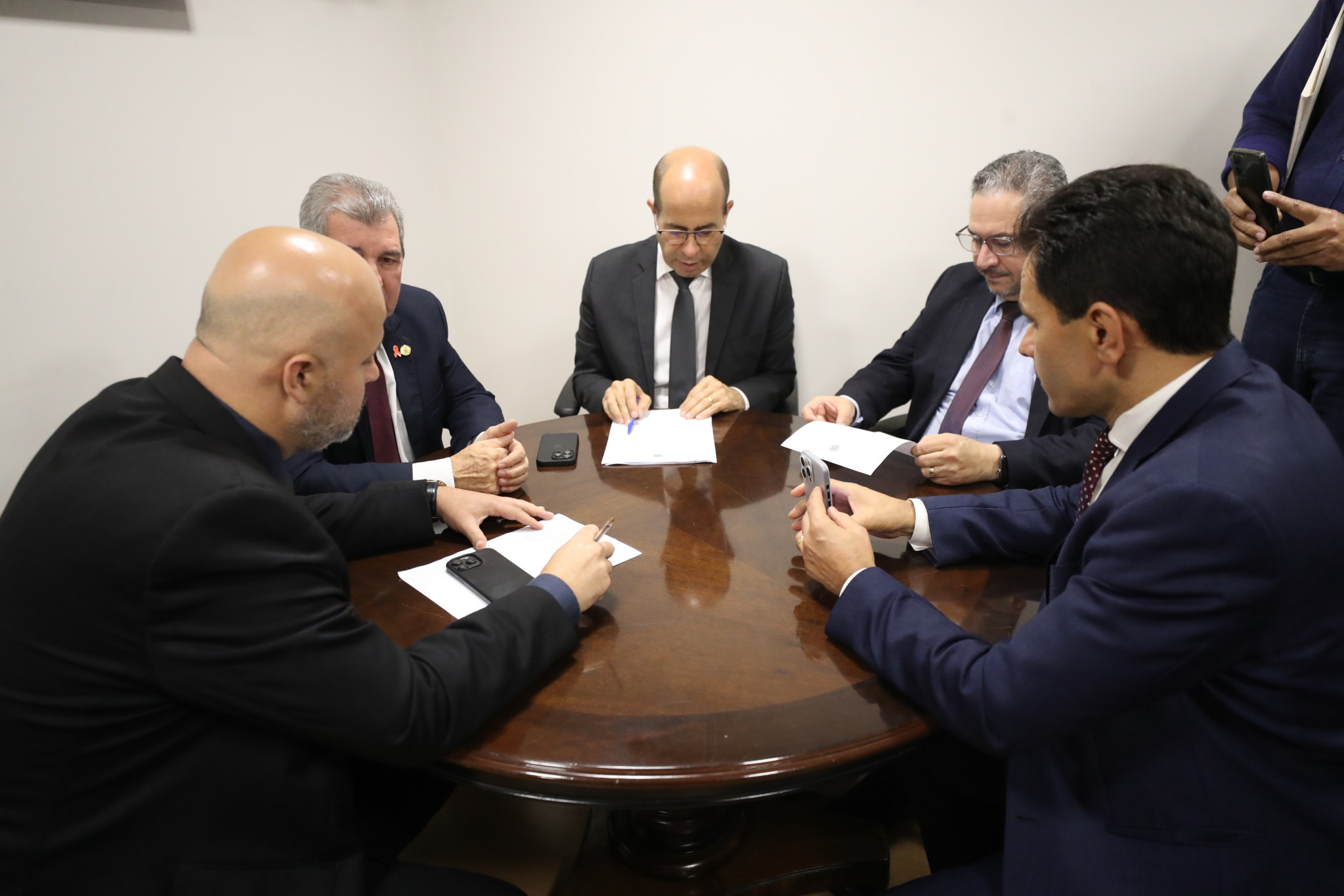 Avança PL que proíbe a exposição de doces, balas e salgadinhos nas gôndolas próximas aos caixas de pagamento nos mercados do Paraná