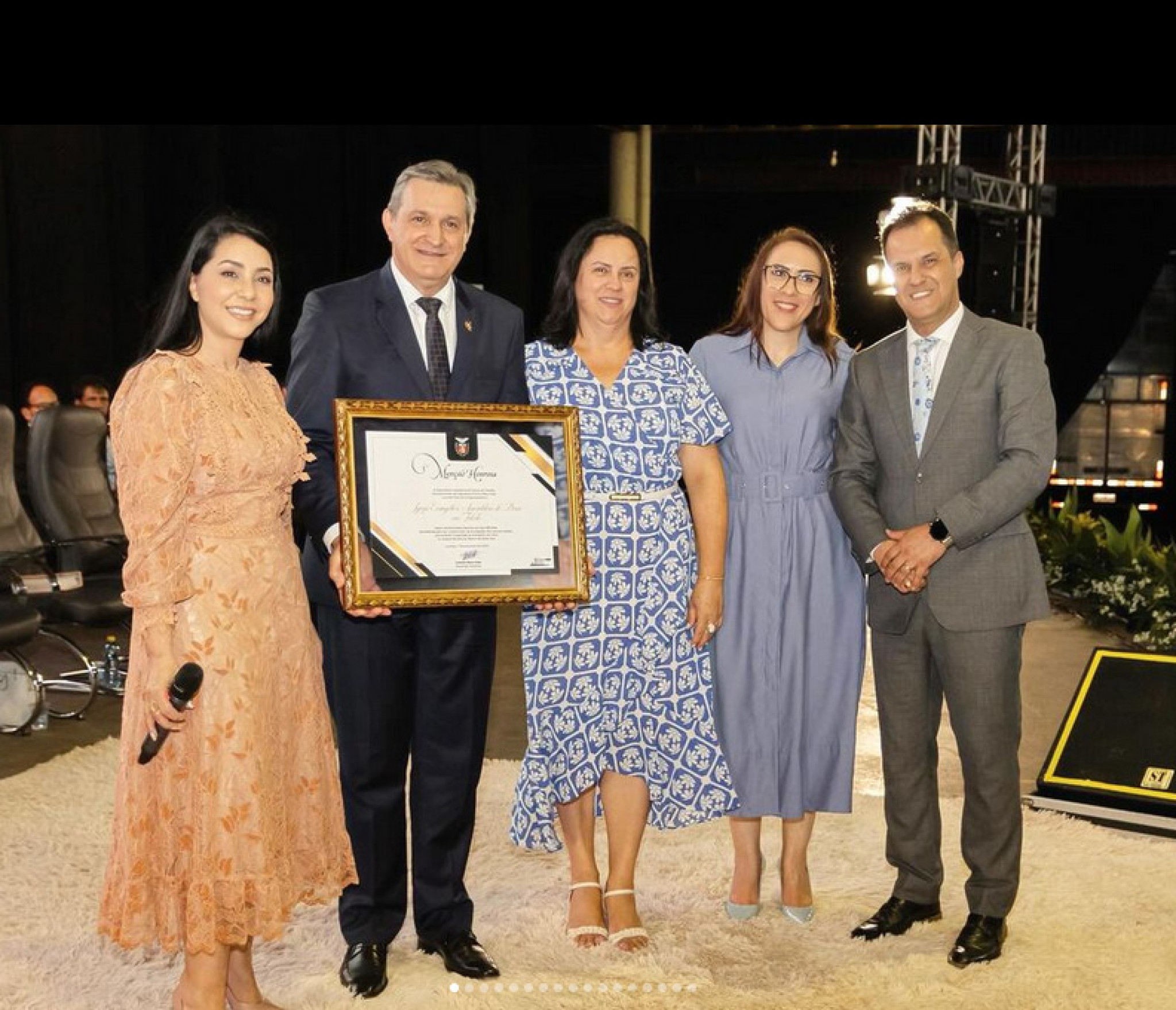 Deputada Cantora Mara Lima (Republicanos) entrega Menção Honrosa à Igreja de Toledo pelos 65 anos de história