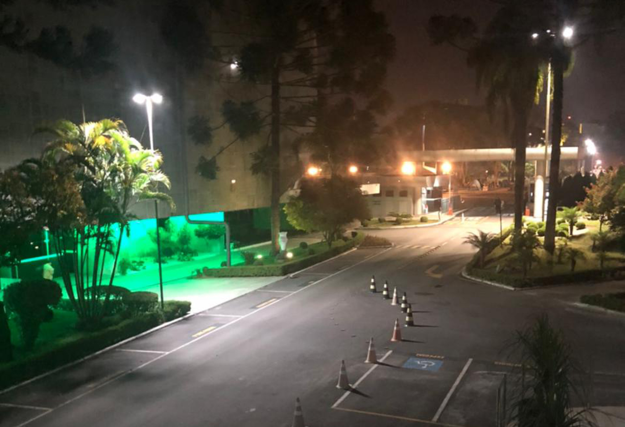 Assembleia Legislativa iluminada de verde para alertar sobre a esquizofrenia