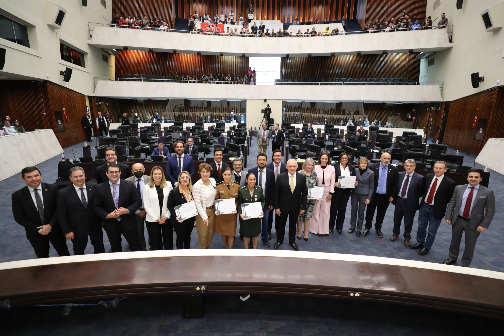 Mulheres policiais e agentes socioeducativos recebem homenagens no Plenário da Assembleia legislativa