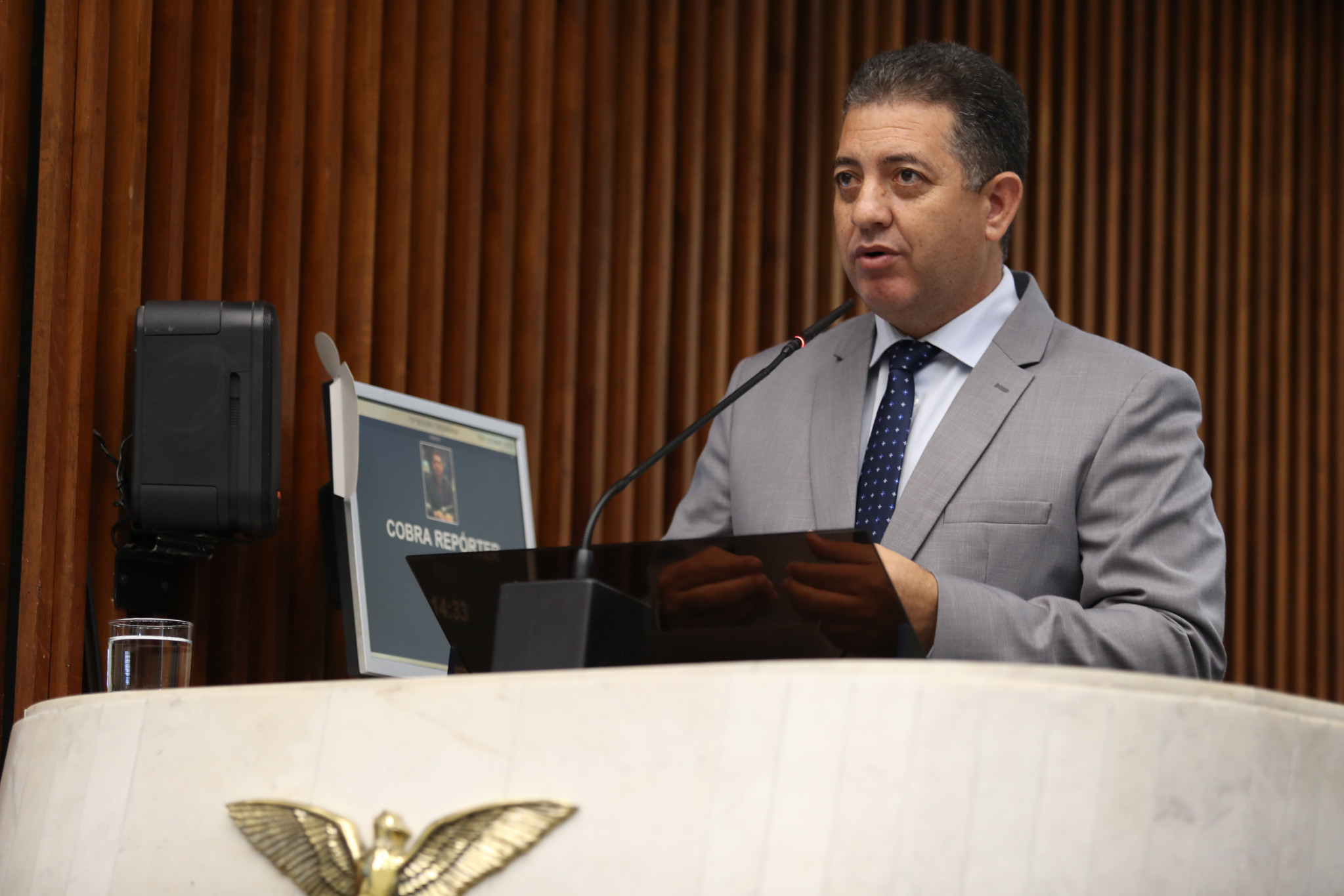 Deputado Cobra Repórter ressalta o poder da internet na vida de crianças e adolescentes durante live