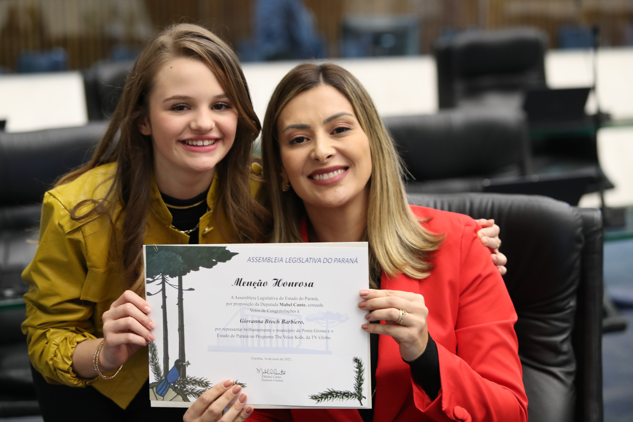 Ponta-grossense destaque do The Voice Kids é homenageada pela Assembleia Legislativa