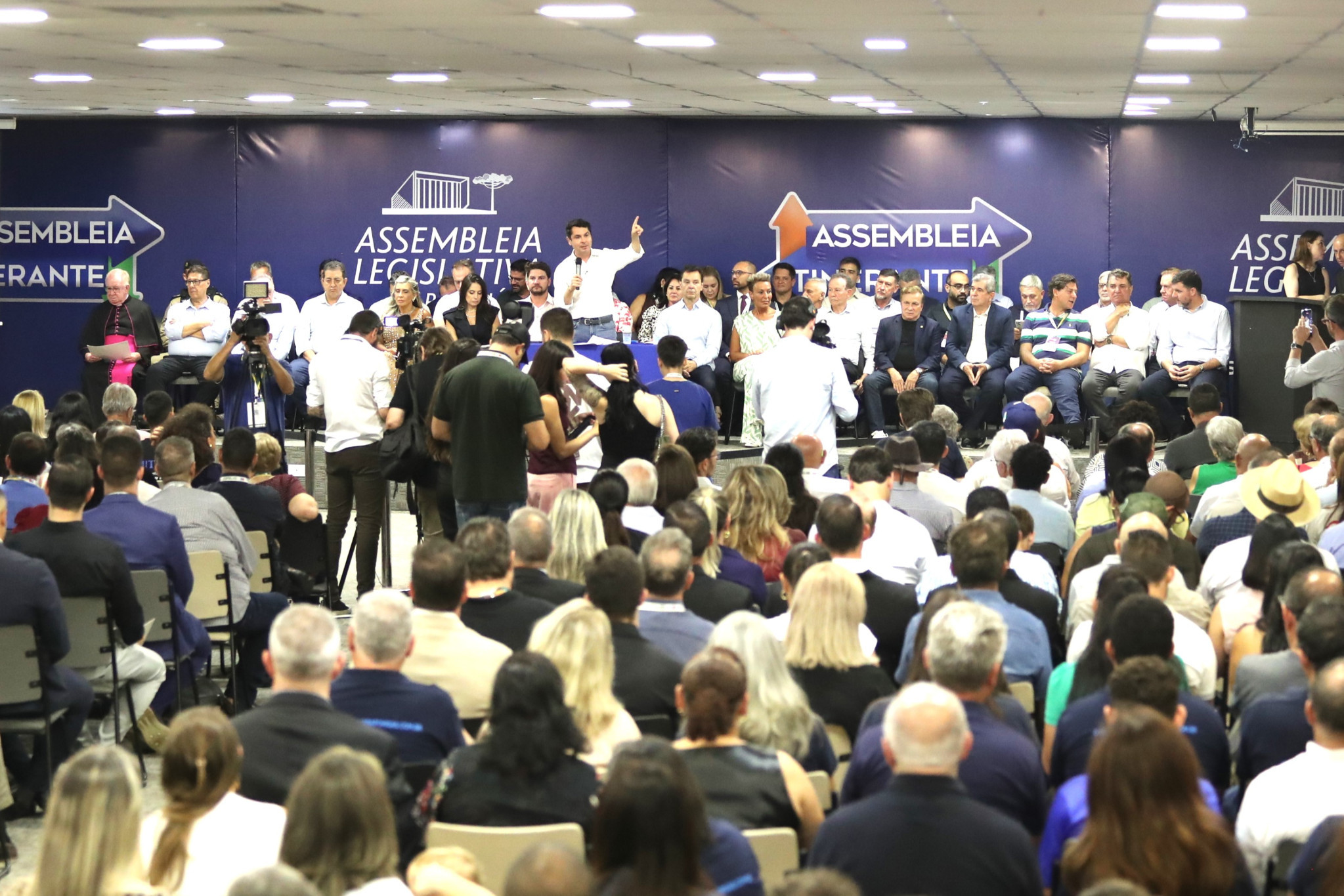 Em Sessão Especial, Assembleia Itinerante homenageia personalidades e recebe demandas de Arapongas