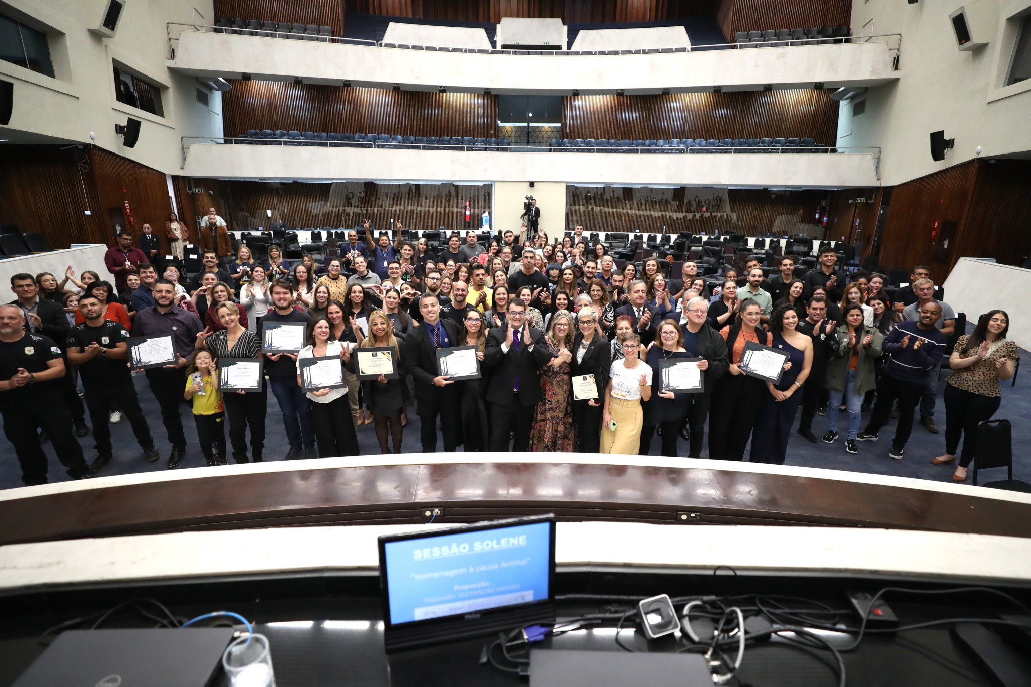 Ativistas e empresas que lutam pelos direitos dos animais são homenageados na Assembleia Legislativa do Paraná