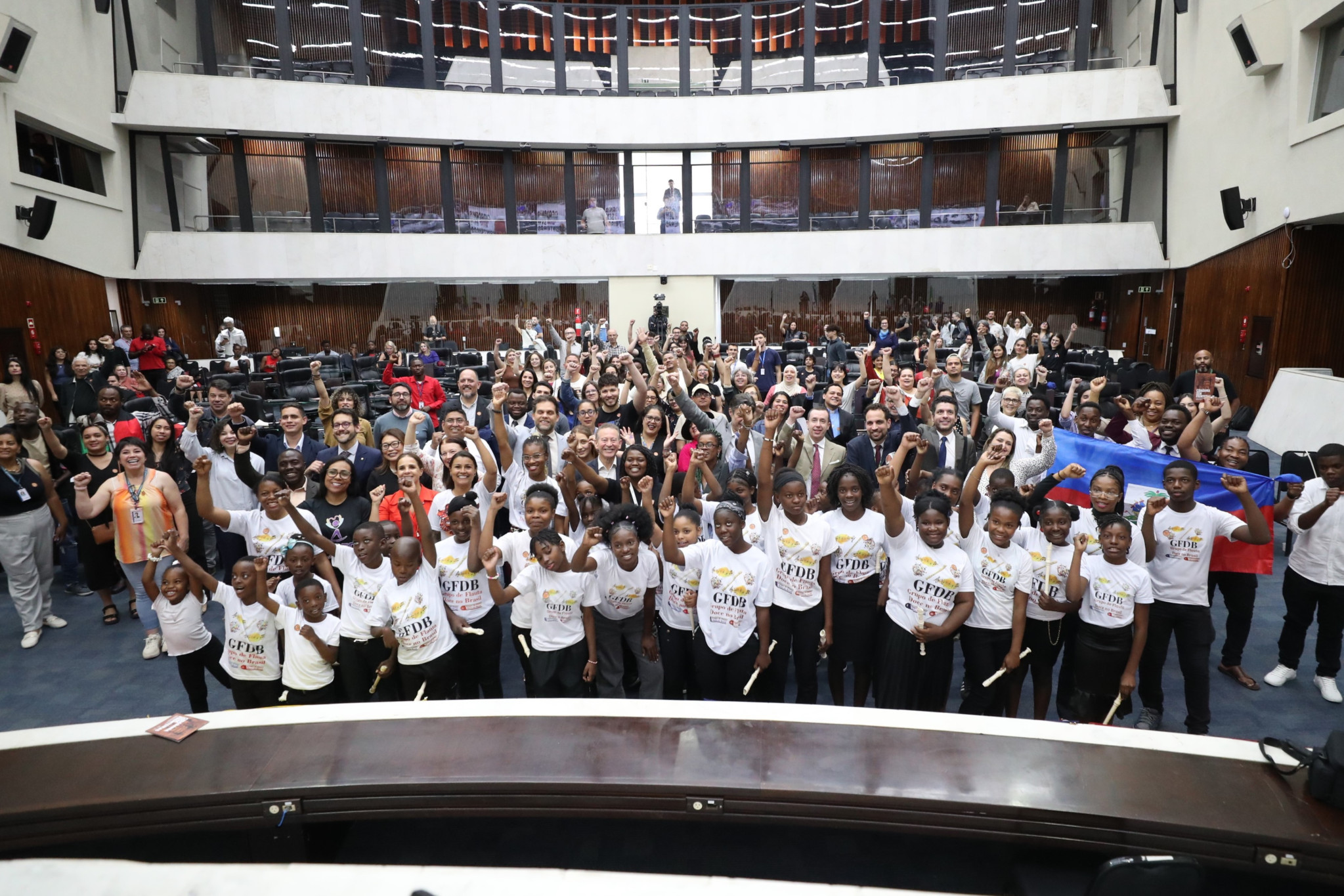 Assembleia lança guia de documentação e direitos durante debate sobre acolhimento a migrantes e refugiados
