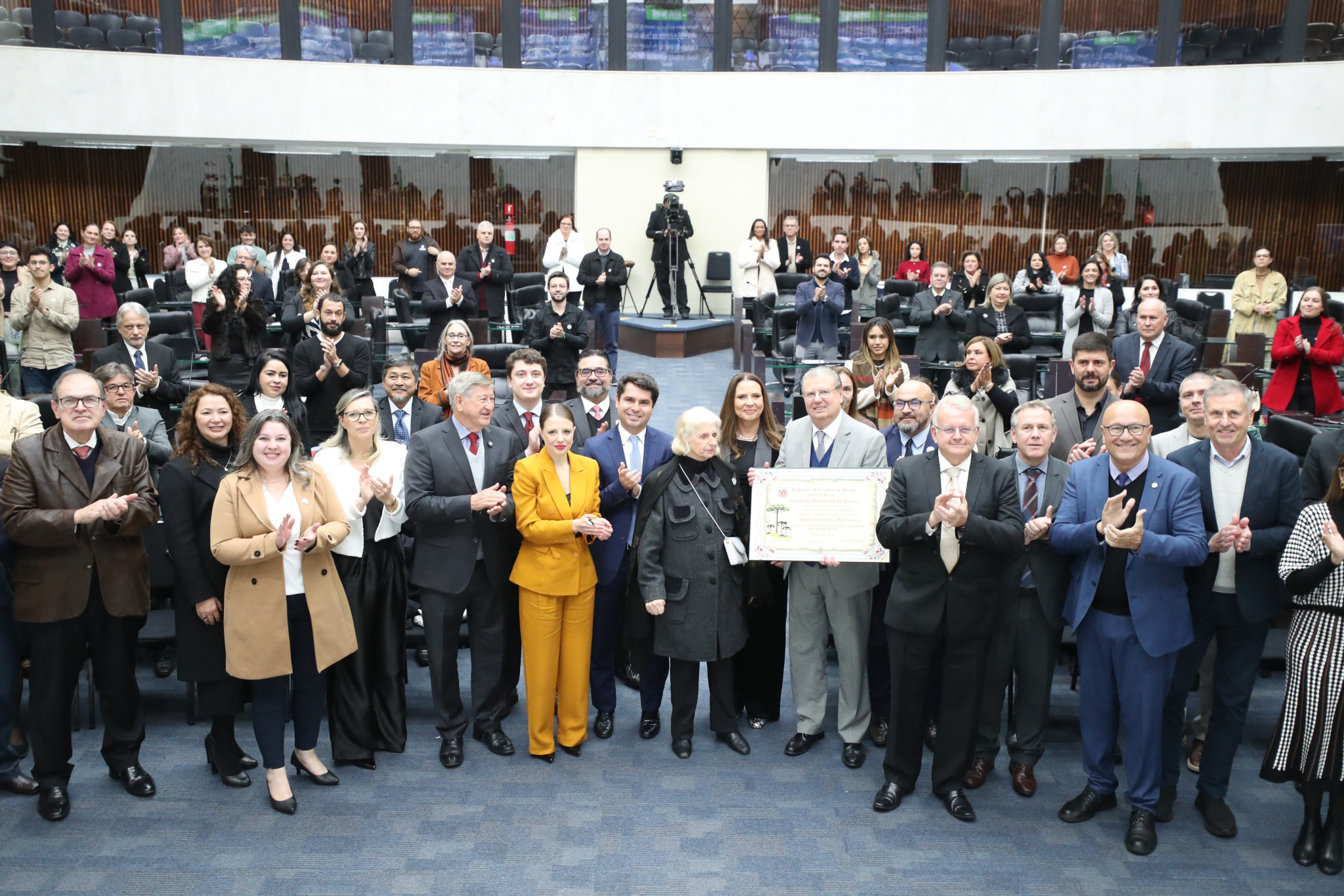 Assembleia entrega título de Cidadão Benemérito do Paraná ao advogado Clèmerson Merlin Clève