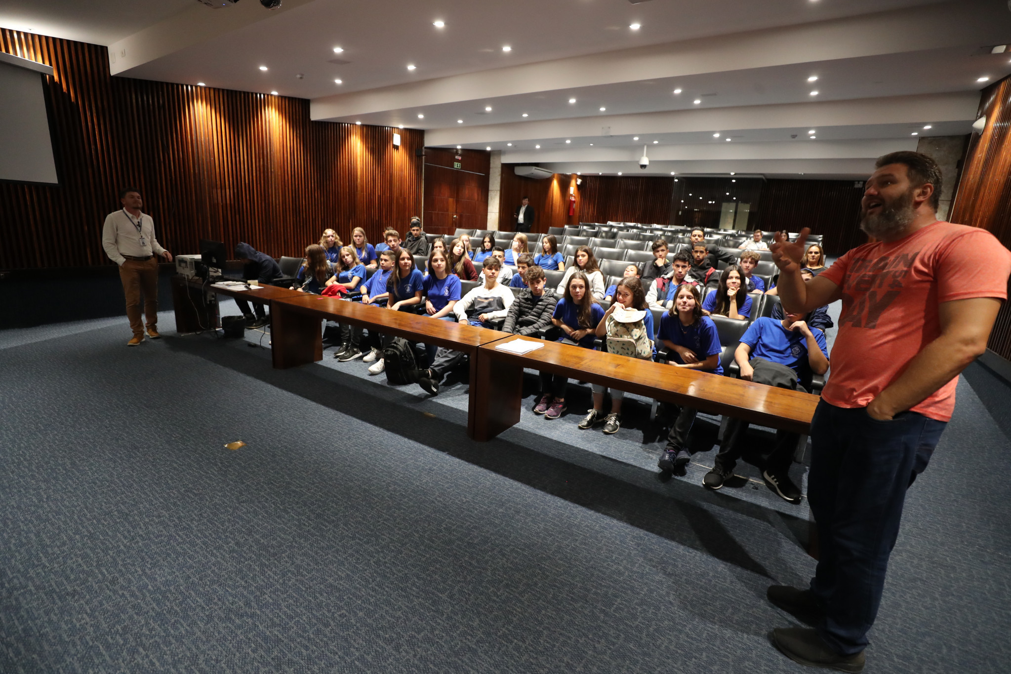 Alunos de Contenda visitam a Assembleia Legislativa do Paraná