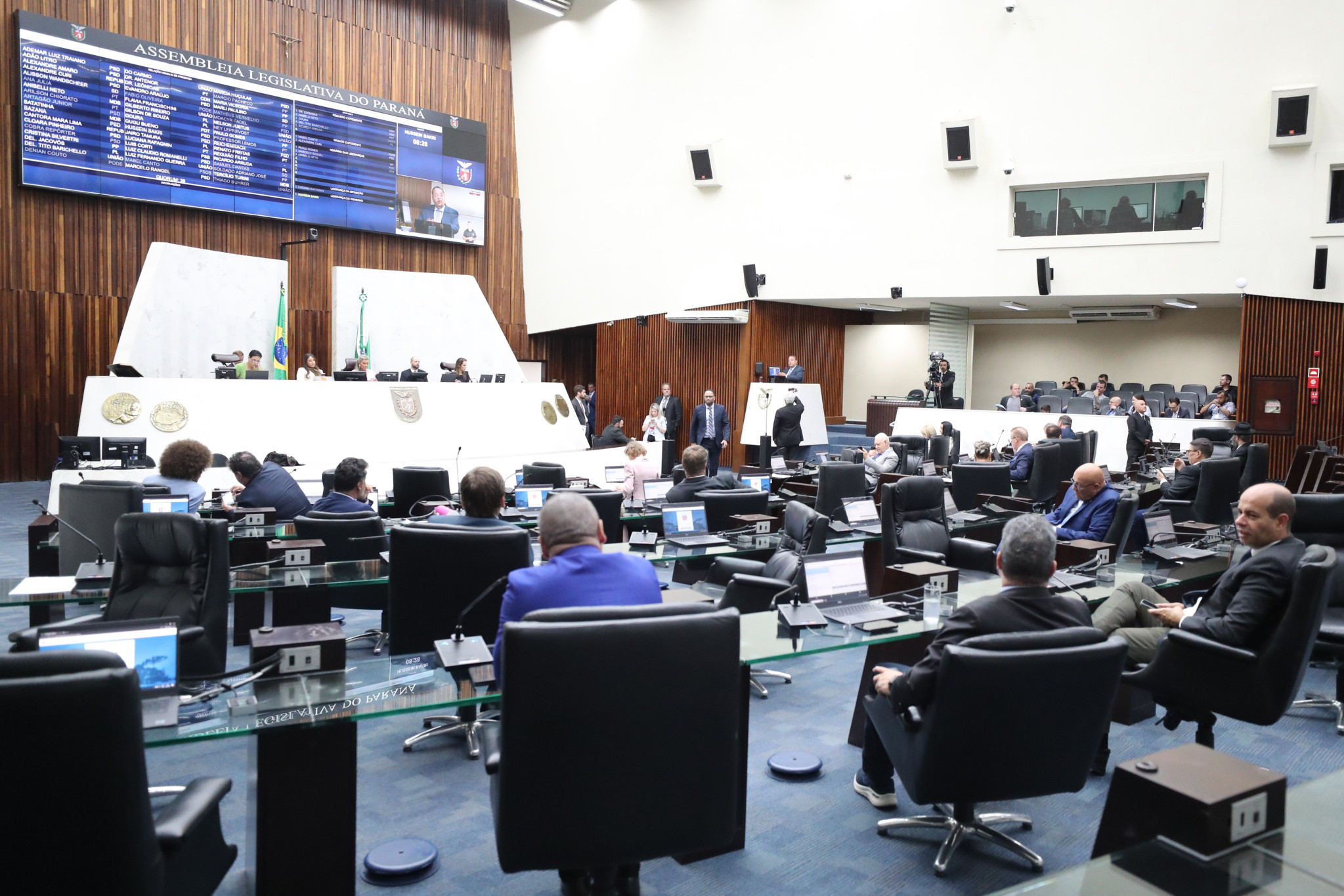 Deputados aprovam propostas que ampliam garantias e direitos às mulheres paranaenses