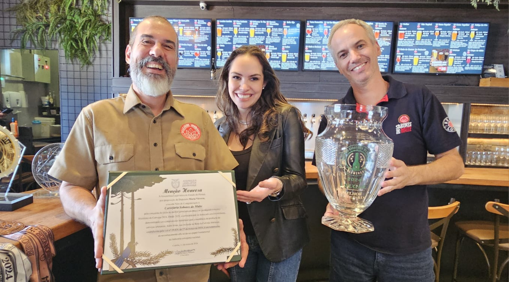 Deputada Maria Victoria (PP) entrega homenagem da Assembleia Legislativa à cervejaria de Maringá