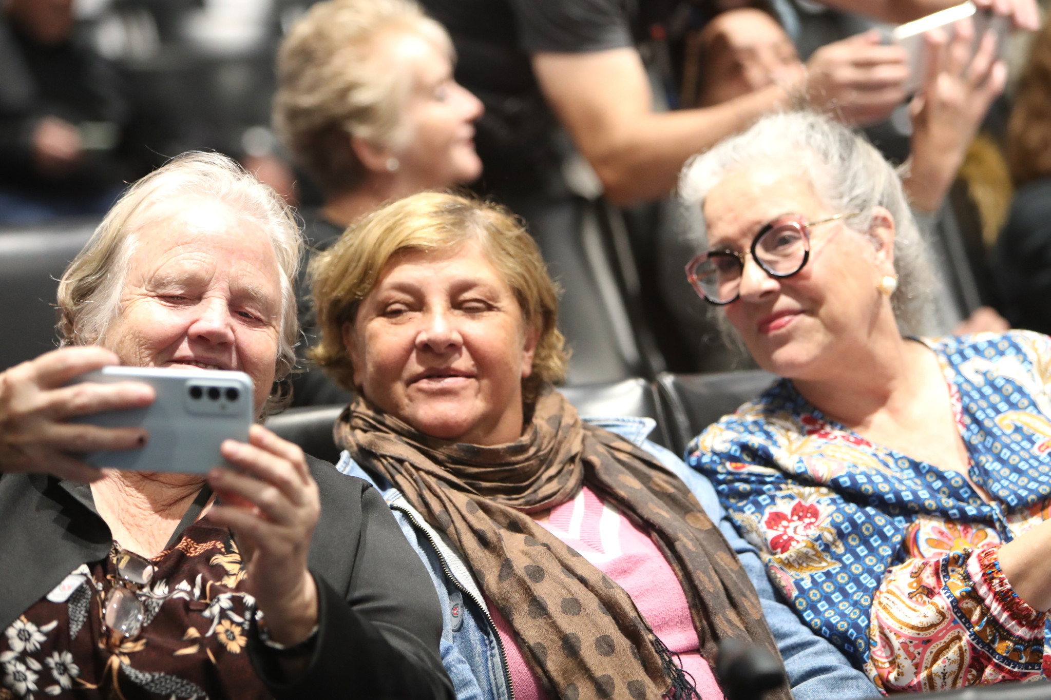 Idosos aprendem na prática as funcionalidades dos aplicativos para celulares