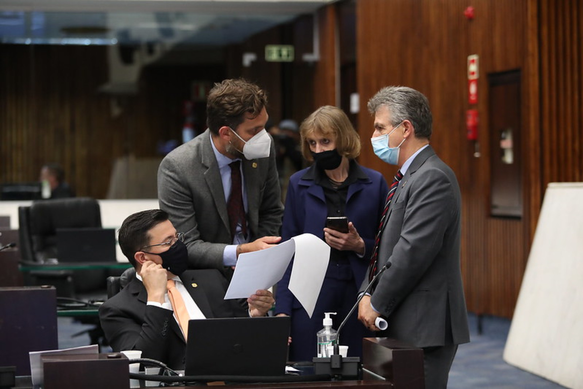 Deputados de Oposição entram com ADI contra lei que proíbe passaporte da vacina no Paraná