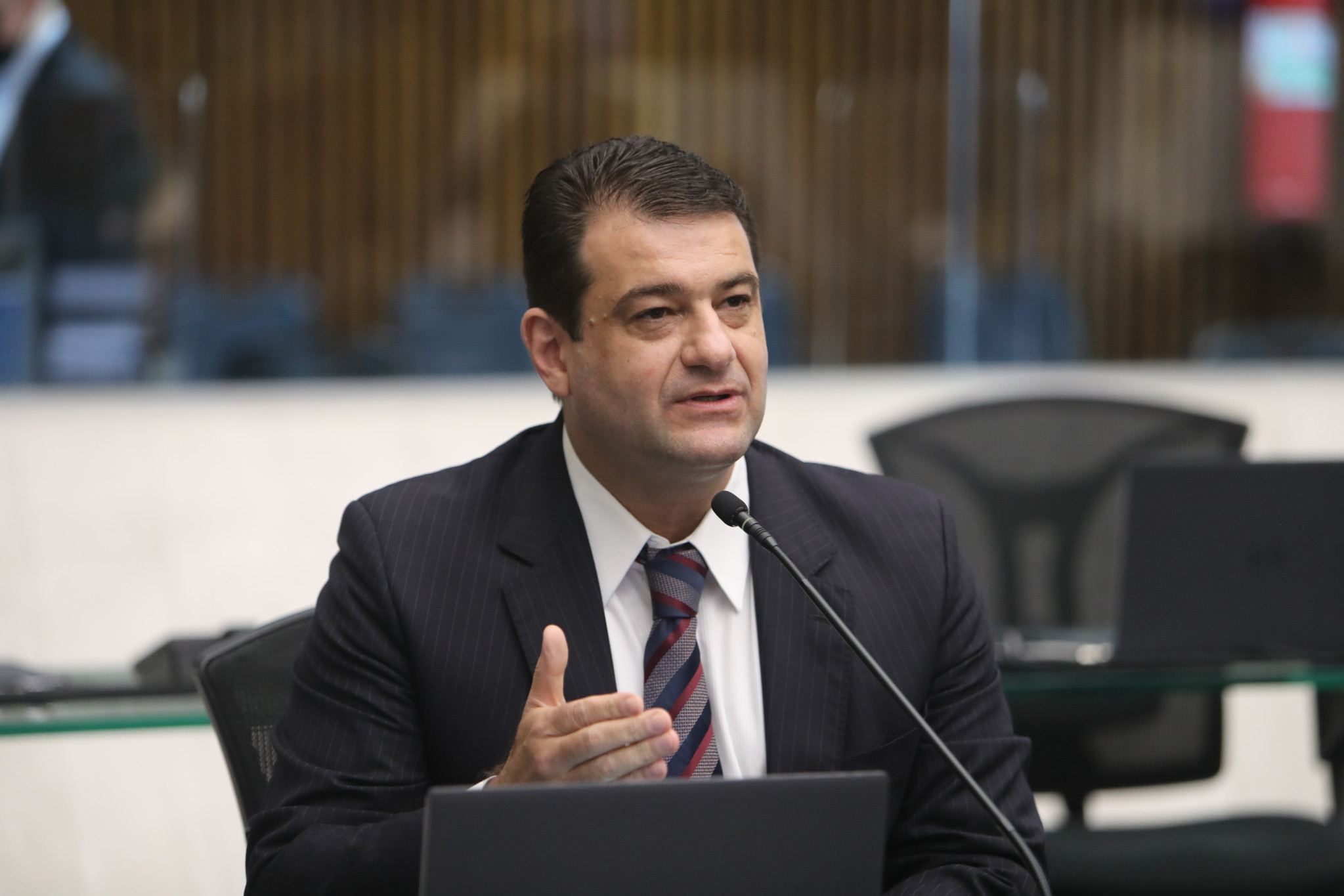 Transferência de milhas aéreas do Poder Público para atletas paranaenses é aprovada em 1º turno