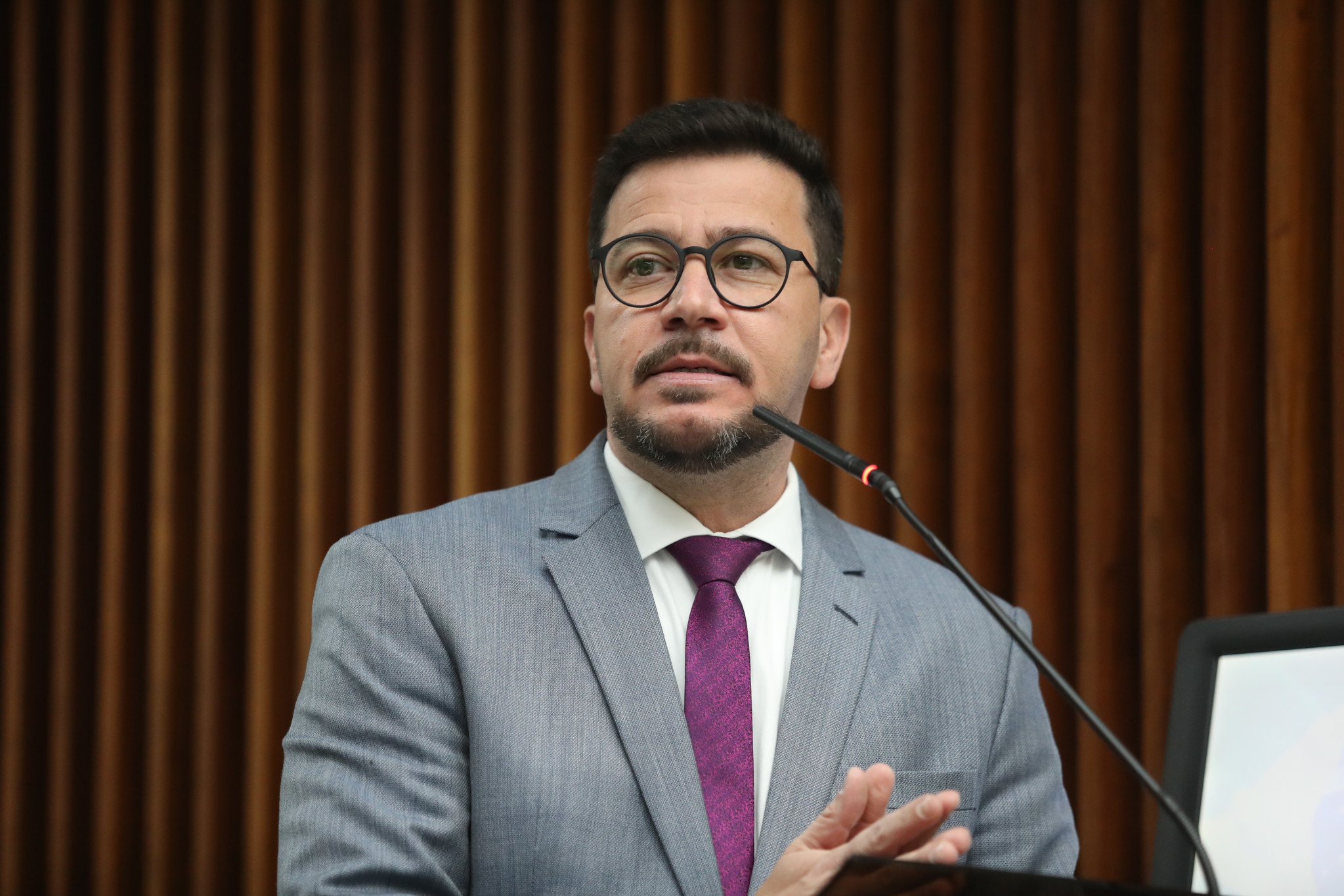 Líder da Oposição questiona gastos e protocolos em procedimentos para tratamento de pedra nos rins no Paraná