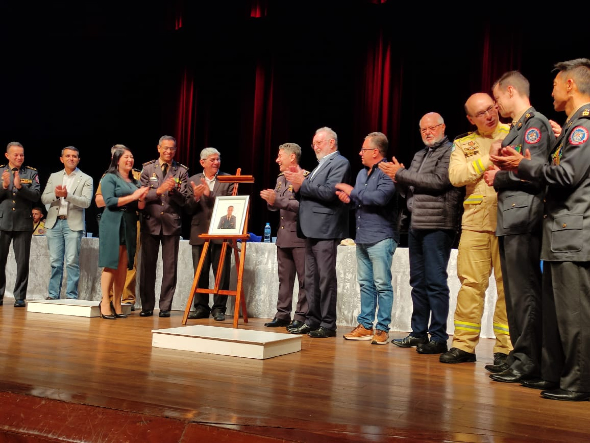 Deputado Tercilio Turini (MDB) agradece bombeiros pelas ações em defesa da vida, em evento de posse de comandantes