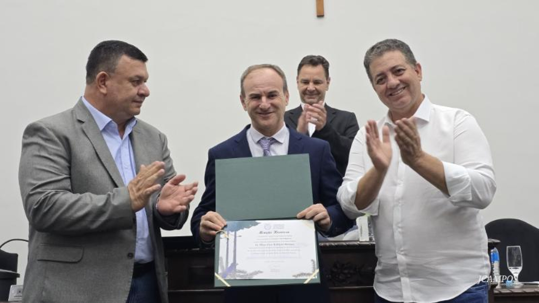 Deputado Cobra Repórter (PSD) entrega homenagem ao renomado médico Milton César Rodrigues Medeiros