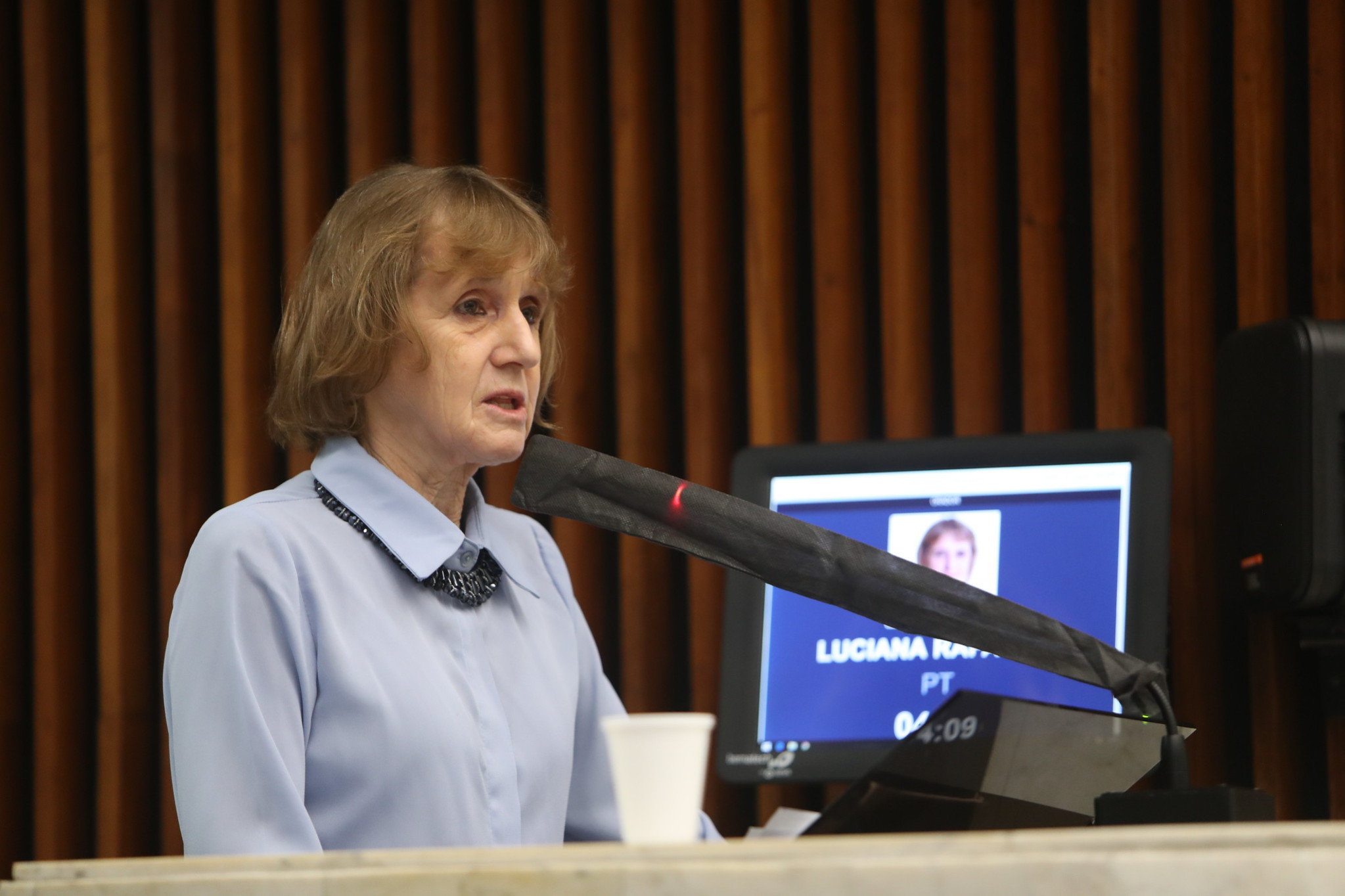 Deputada Luciana apoia luta pela regulamentação da jornada de trabalho dos policiais militares e bombeiros